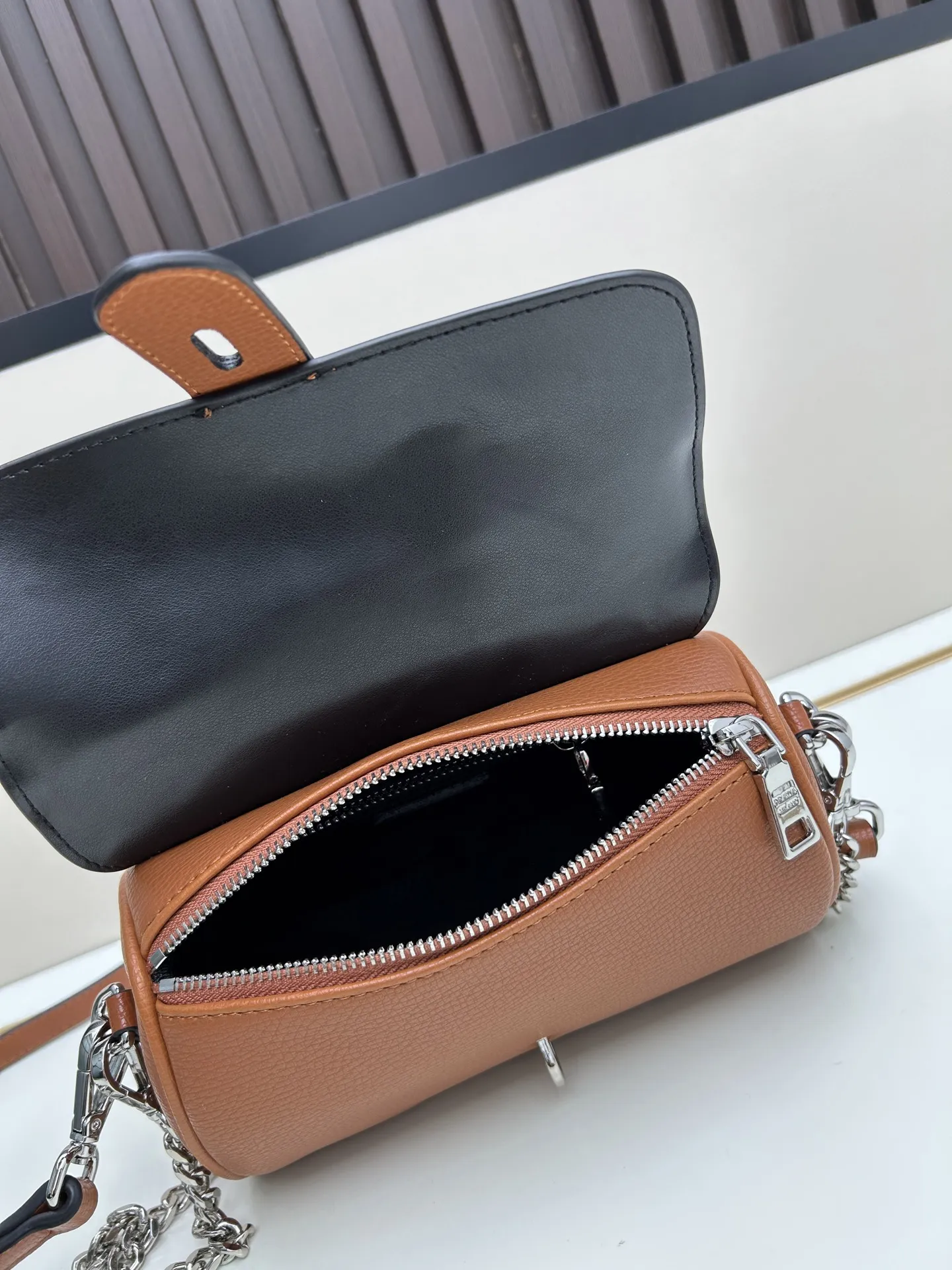 Prada オリジナルレザー枕頭カバーバッグ 茶色 - 画像 (8)