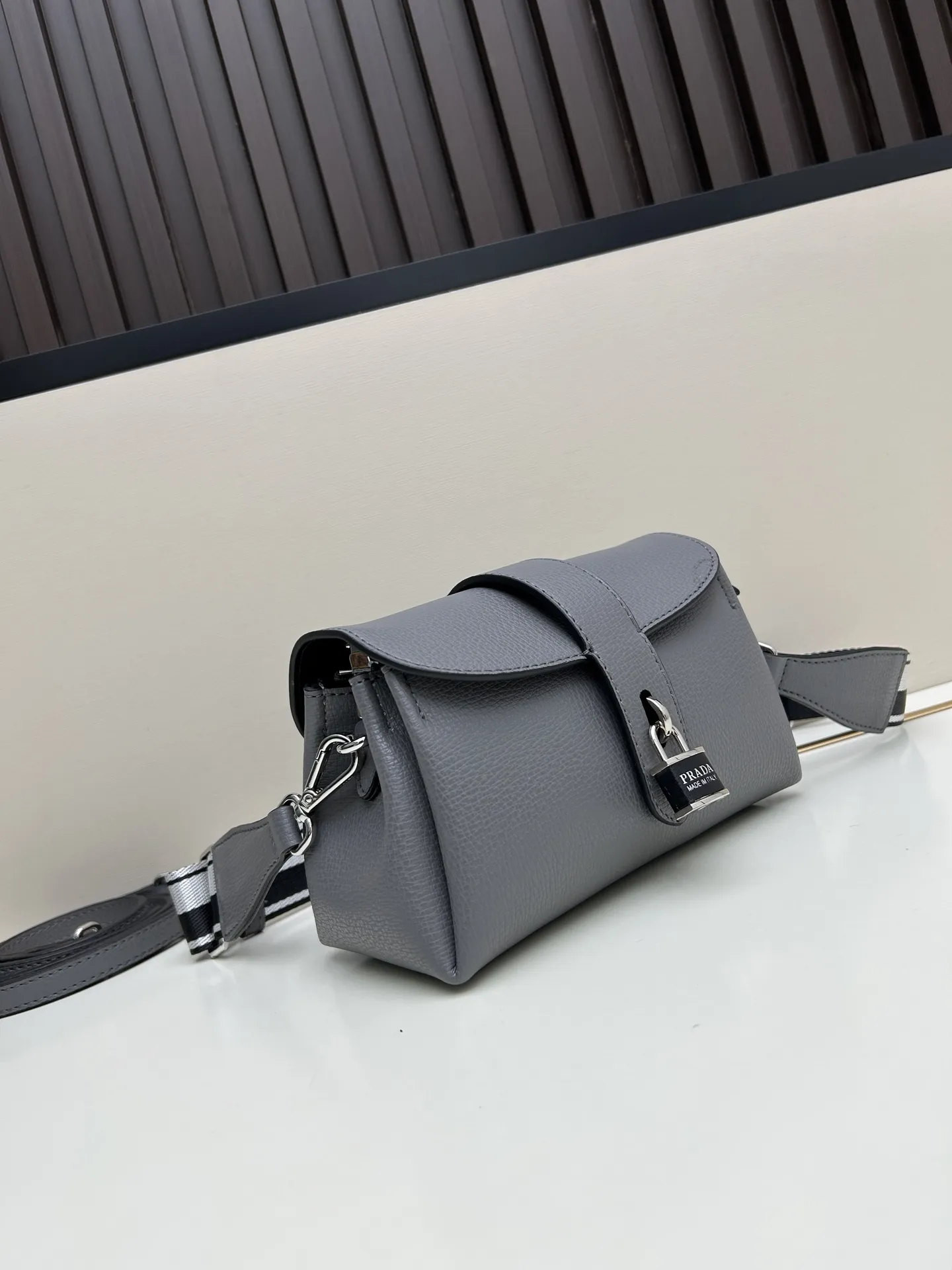 プラダ グレー 翻蓋ショルダーバッグ - 画像 (3)