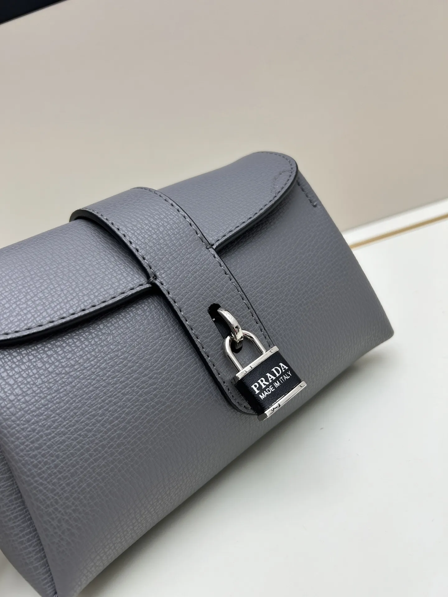 プラダ グレー 翻蓋ショルダーバッグ - 画像 (7)