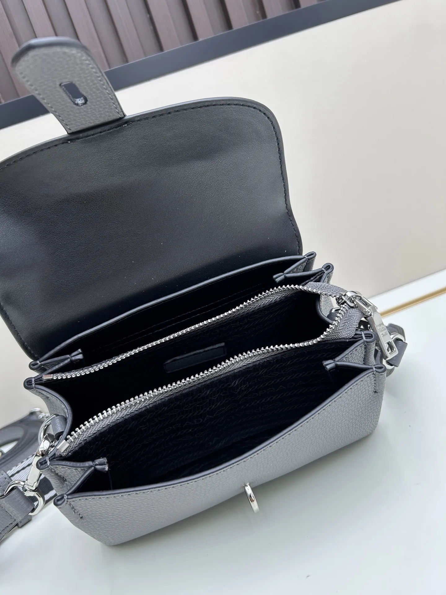 プラダ グレー 翻蓋ショルダーバッグ - 画像 (8)