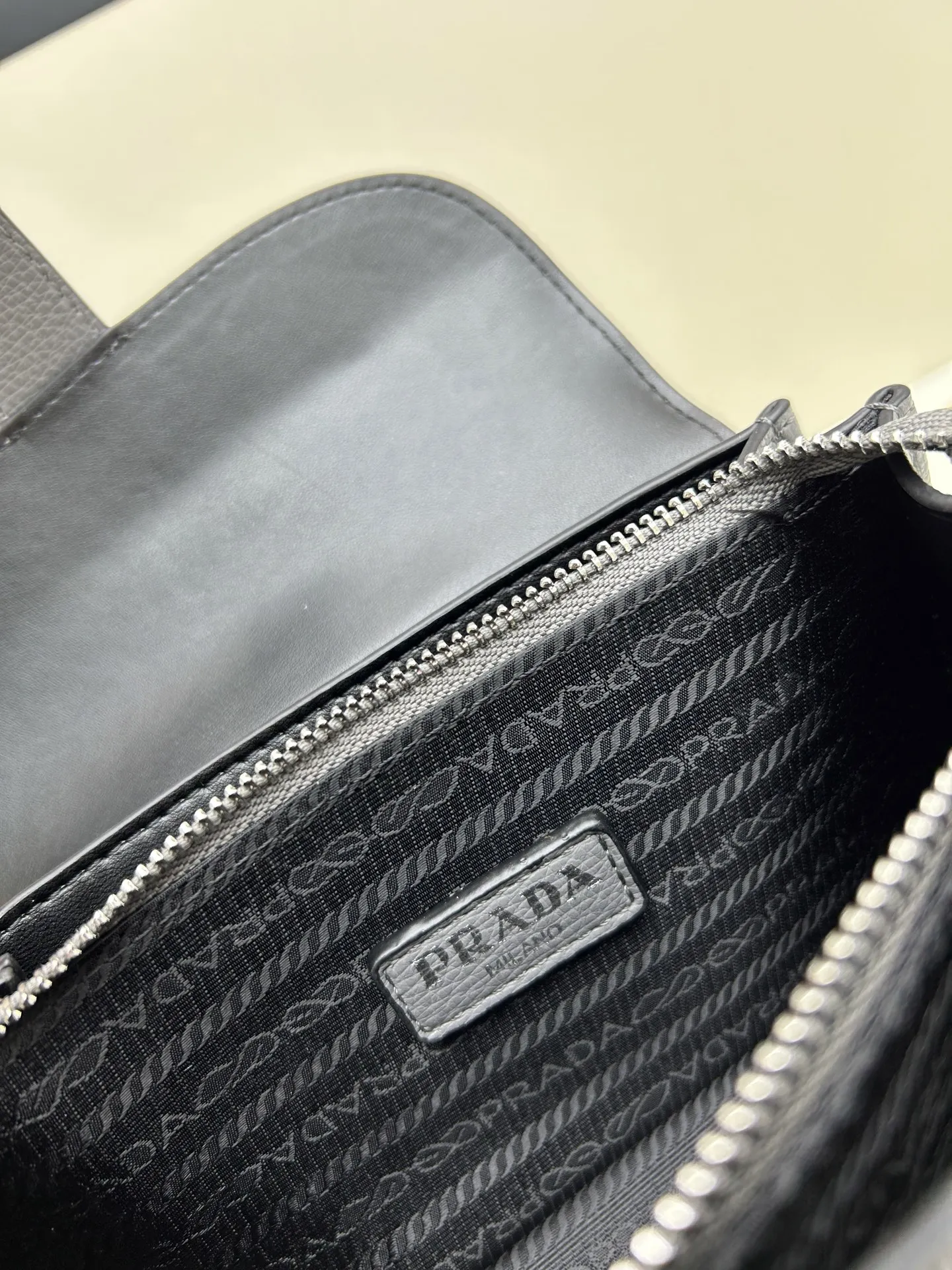 プラダ グレー 翻蓋ショルダーバッグ - 画像 (9)
