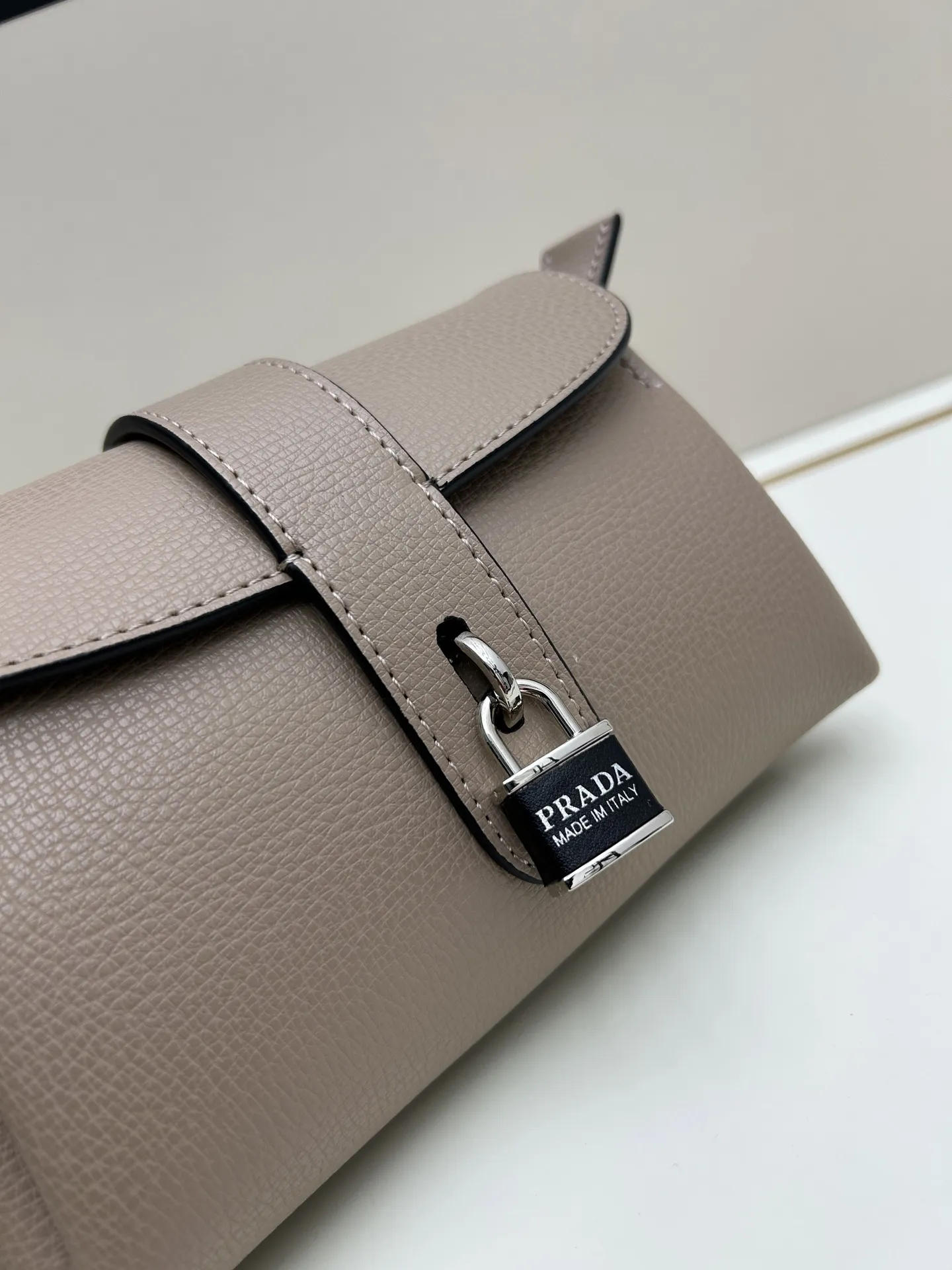 プラダ グレー 翻蓋ショルダーバッグ - 画像 (7)