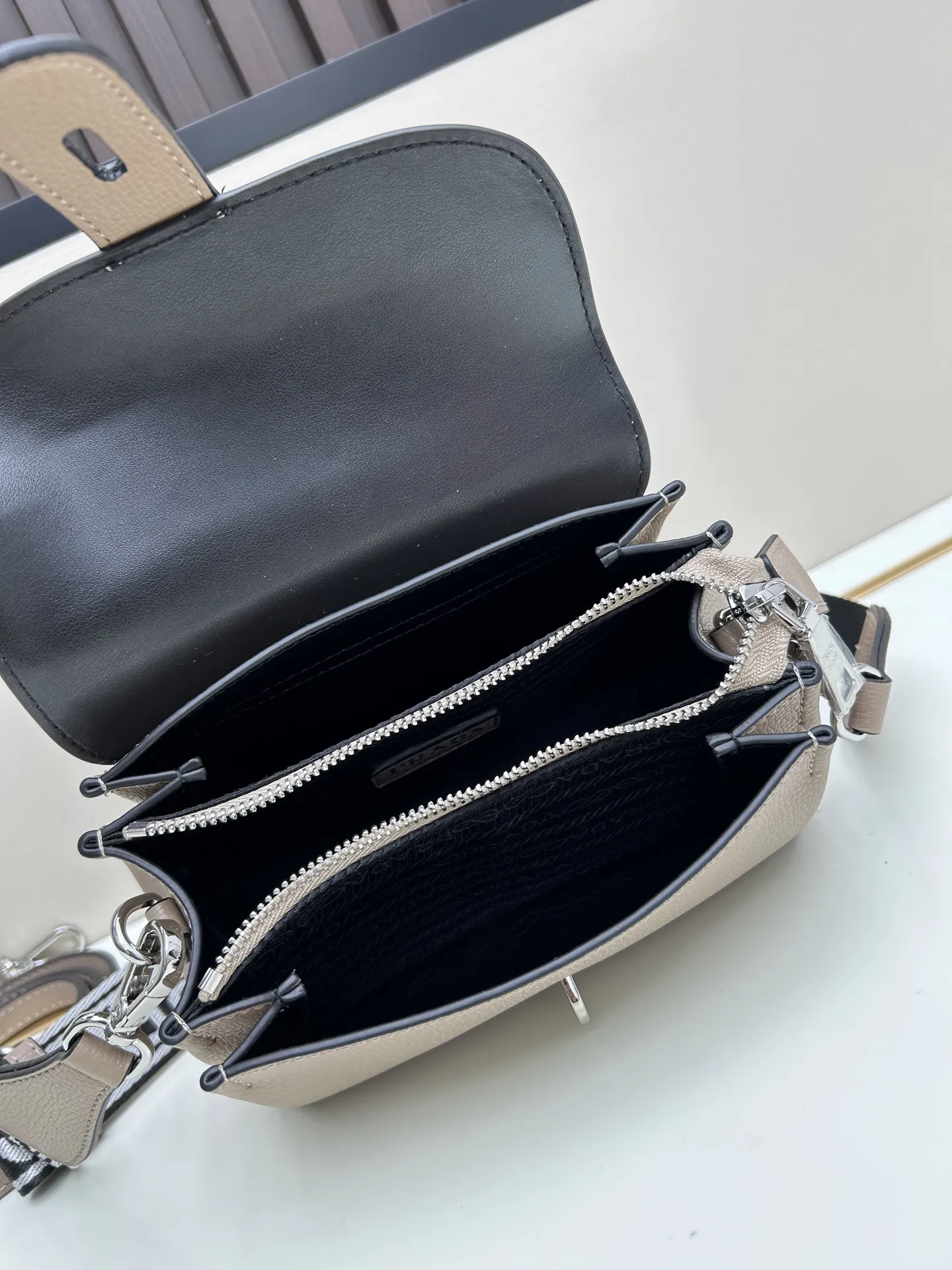 プラダ グレー 翻蓋ショルダーバッグ - 画像 (8)