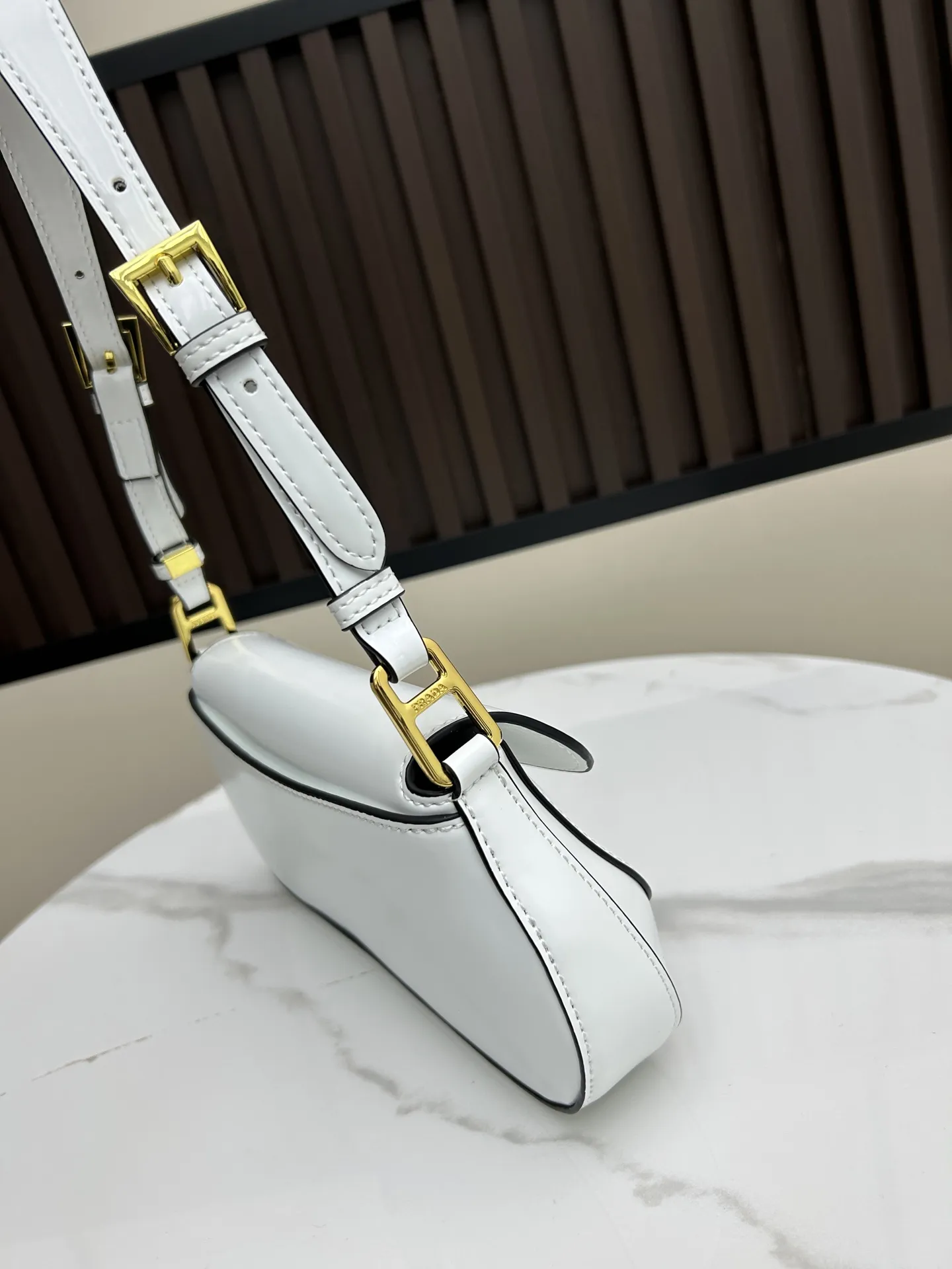 PRADA ホワイトレザーバゲットバッグ817 - 画像 (3)