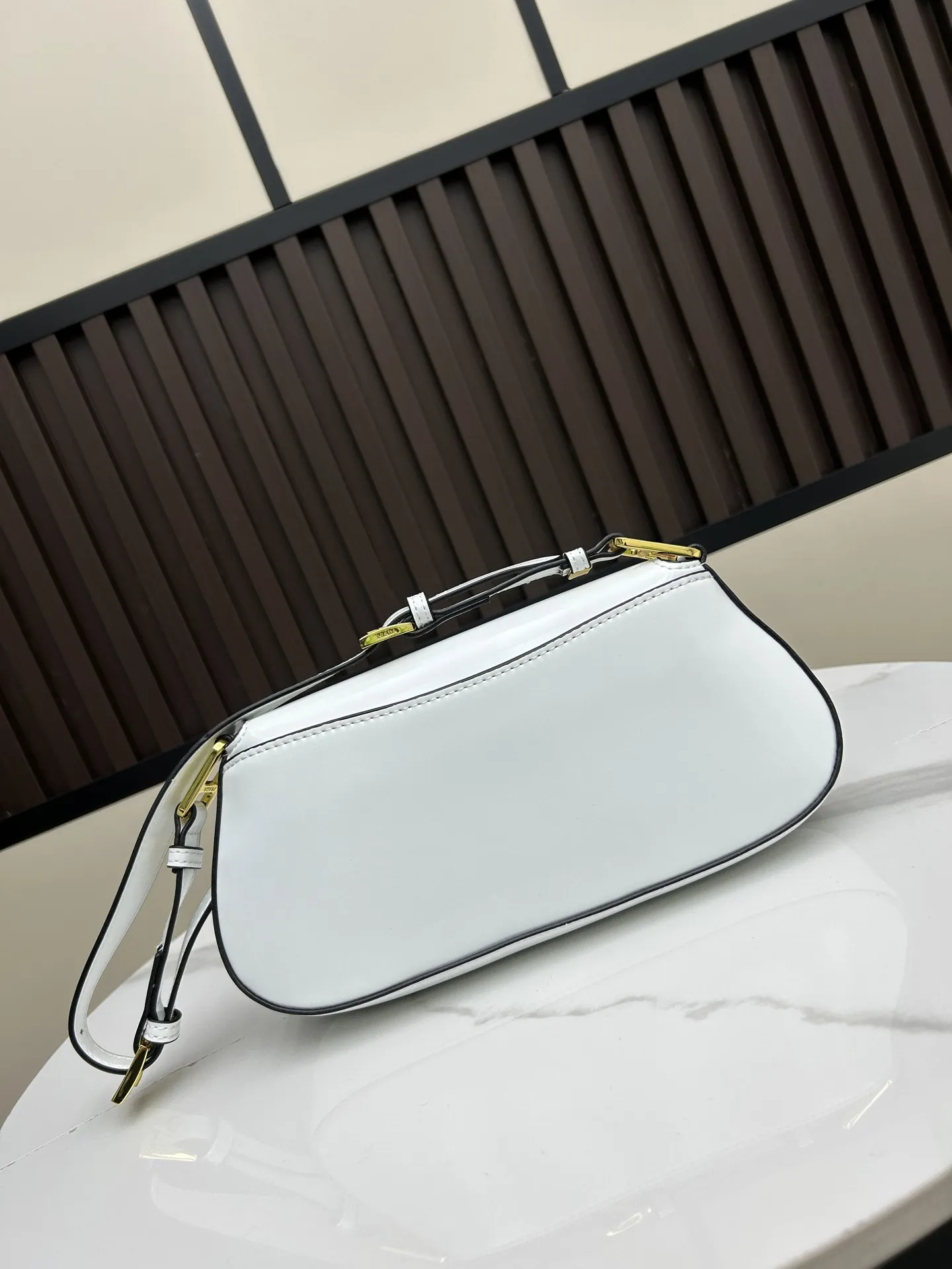 PRADA ホワイトレザーバゲットバッグ817 - 画像 (4)