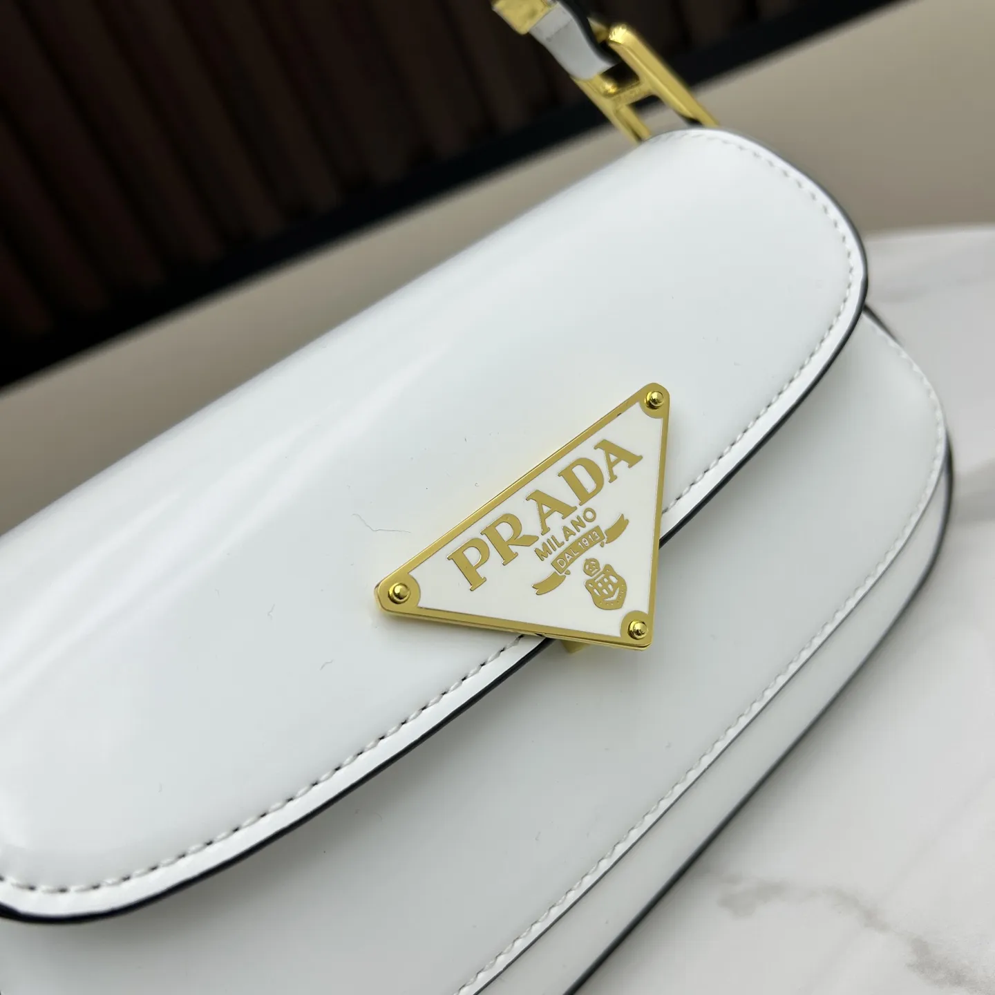 PRADA ホワイトレザーバゲットバッグ817 - 画像 (5)