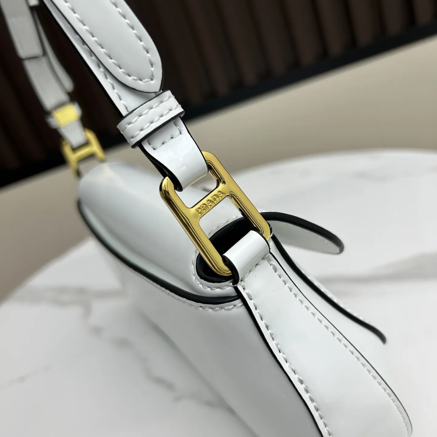 PRADA ホワイトレザーバゲットバッグ817 - 画像 (6)