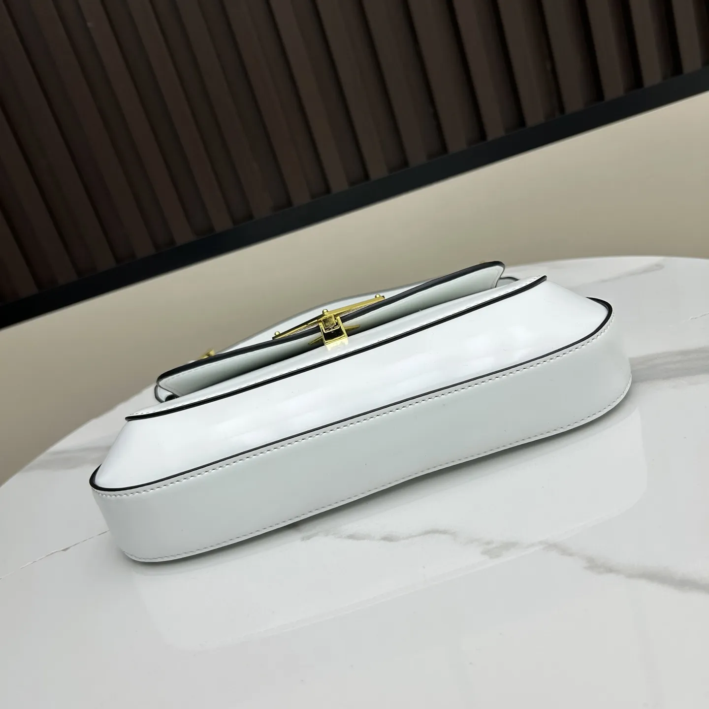 PRADA ホワイトレザーバゲットバッグ817 - 画像 (7)