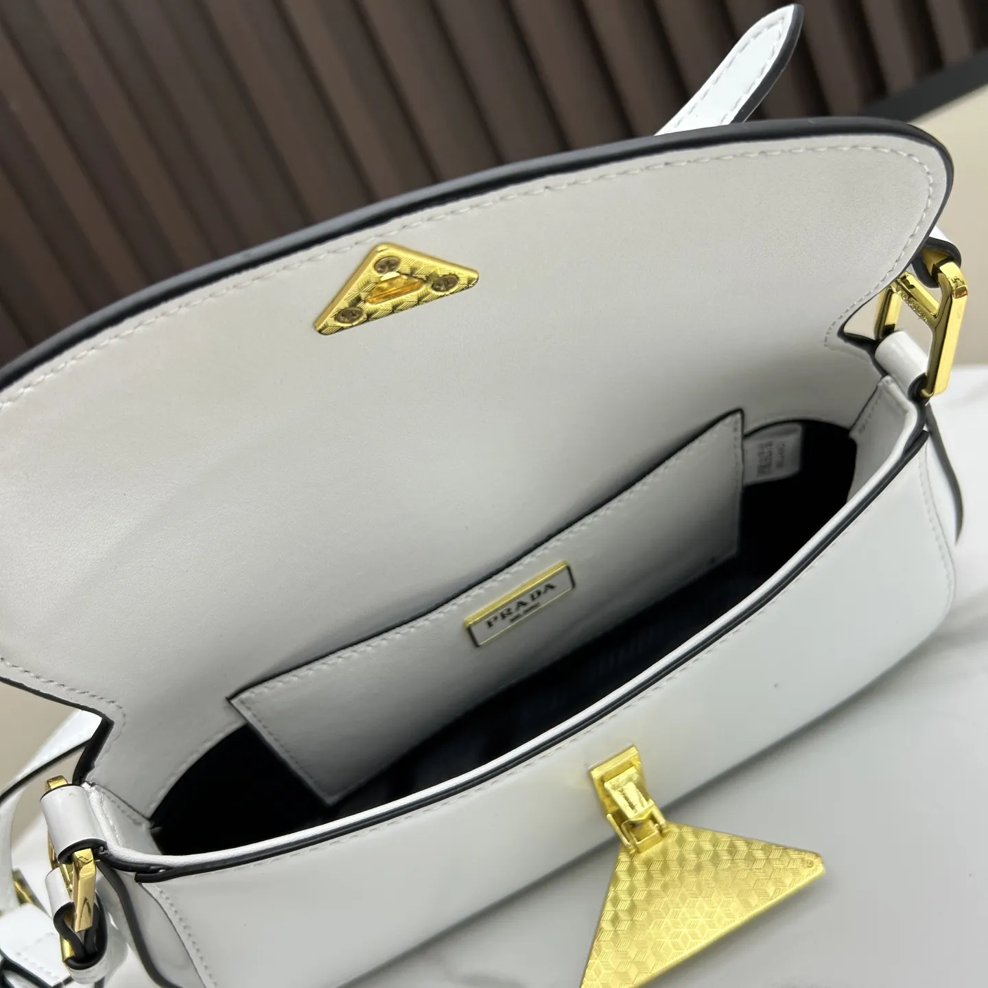 PRADA ホワイトレザーバゲットバッグ817 - 画像 (8)