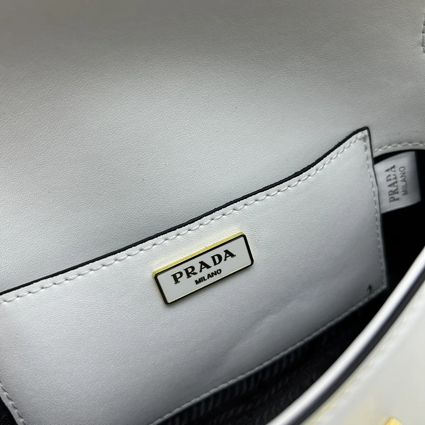 PRADA ホワイトレザーバゲットバッグ817 - 画像 (9)