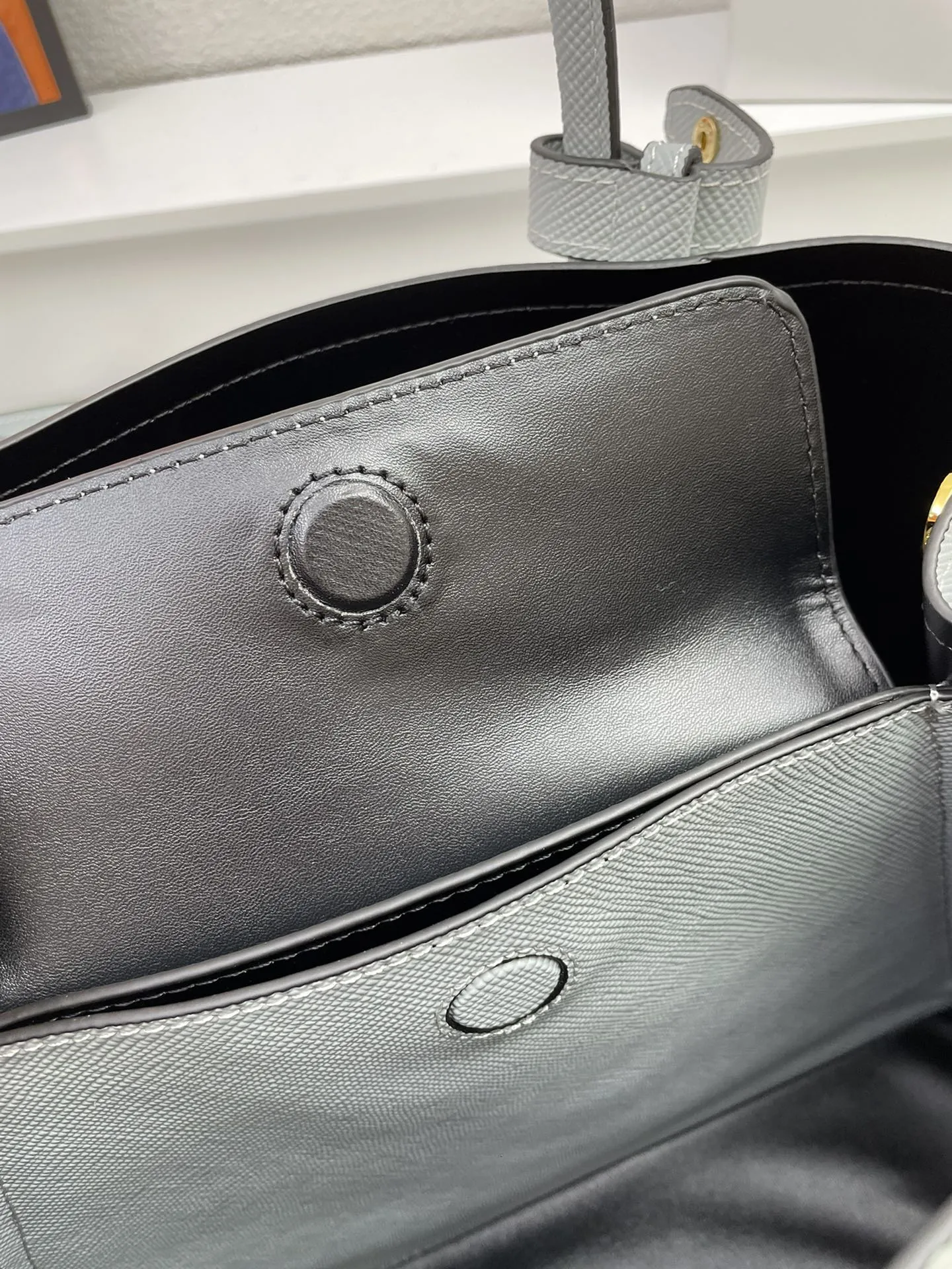 プラダ グレー クロスグレイン ショッピングバッグ - 画像 (9)