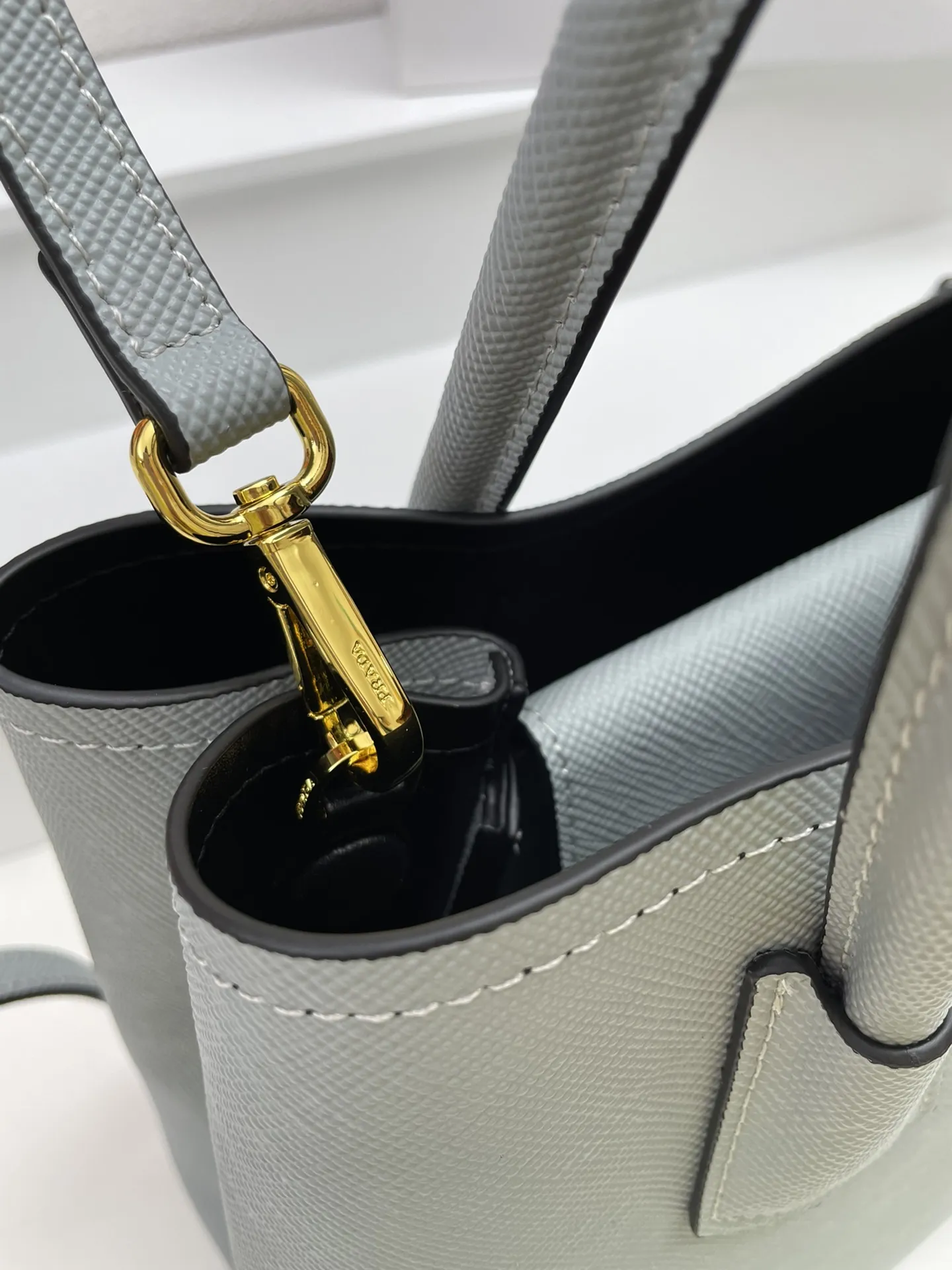 プラダ グレー クロスグレイン ショッピングバッグ - 画像 (10)