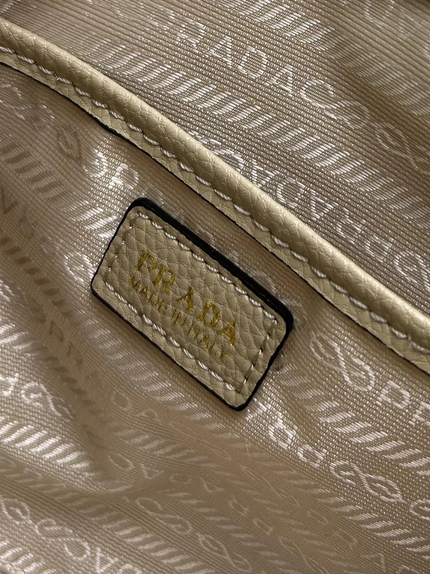 PRADA ベージュ レトロハンドバッグ 大型 - 画像 (10)