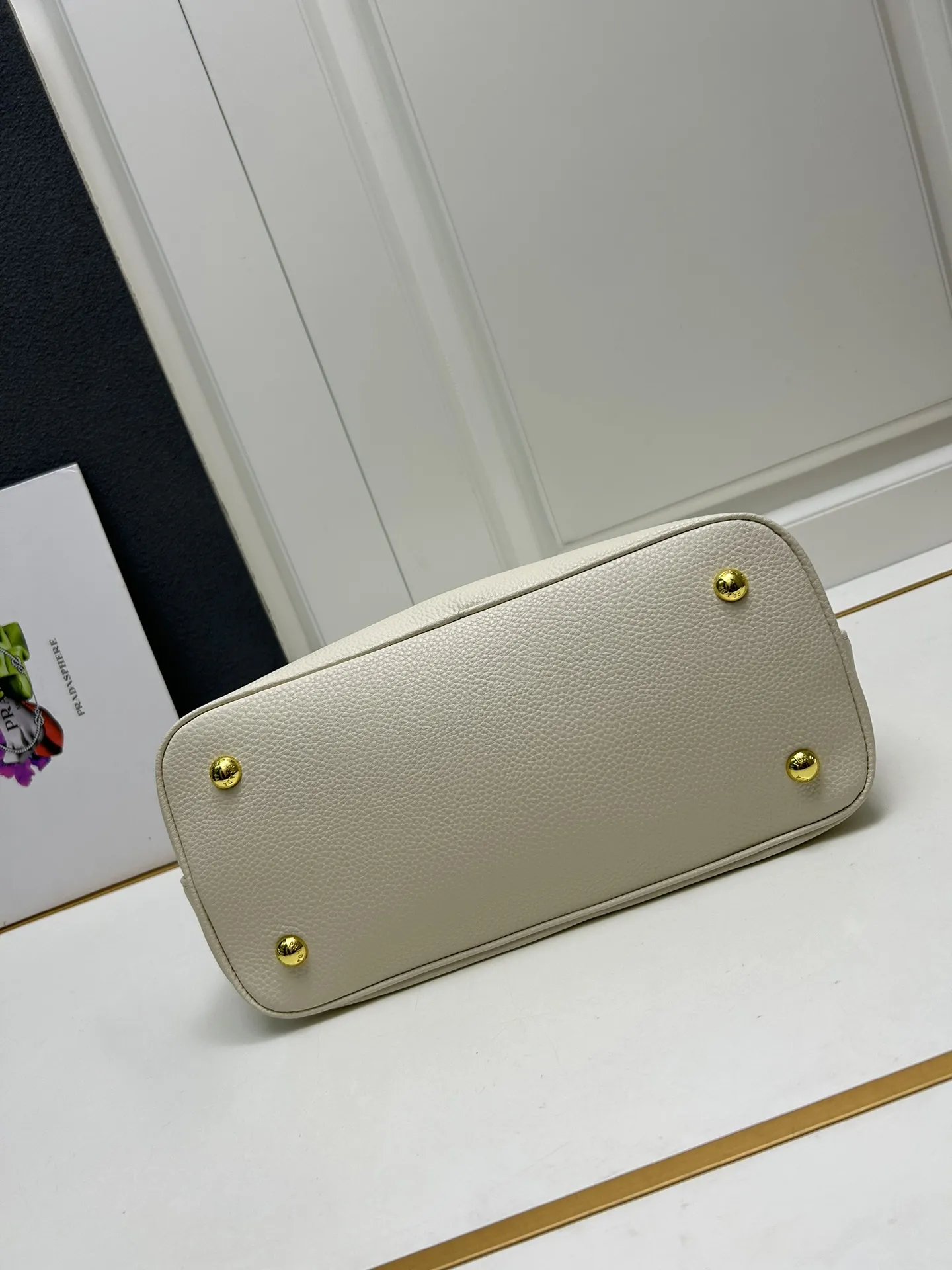 PRADA ホワイト レトロハンドバッグ 大型 - 画像 (8)