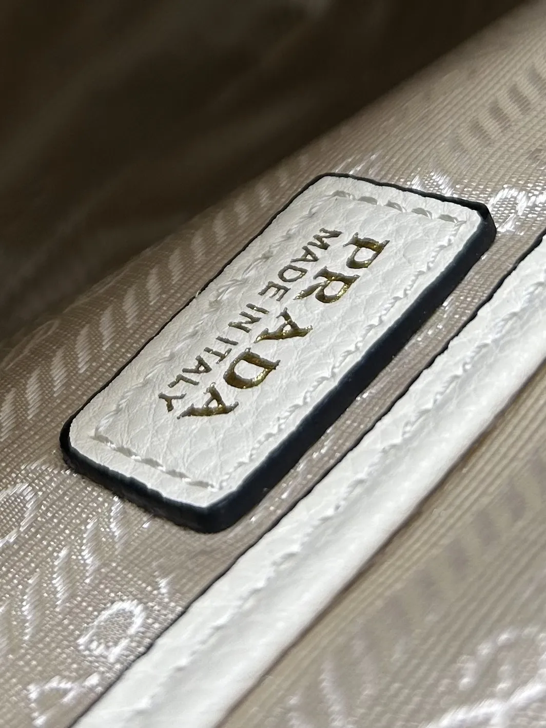 PRADA ホワイト レトロハンドバッグ 大型 - 画像 (10)