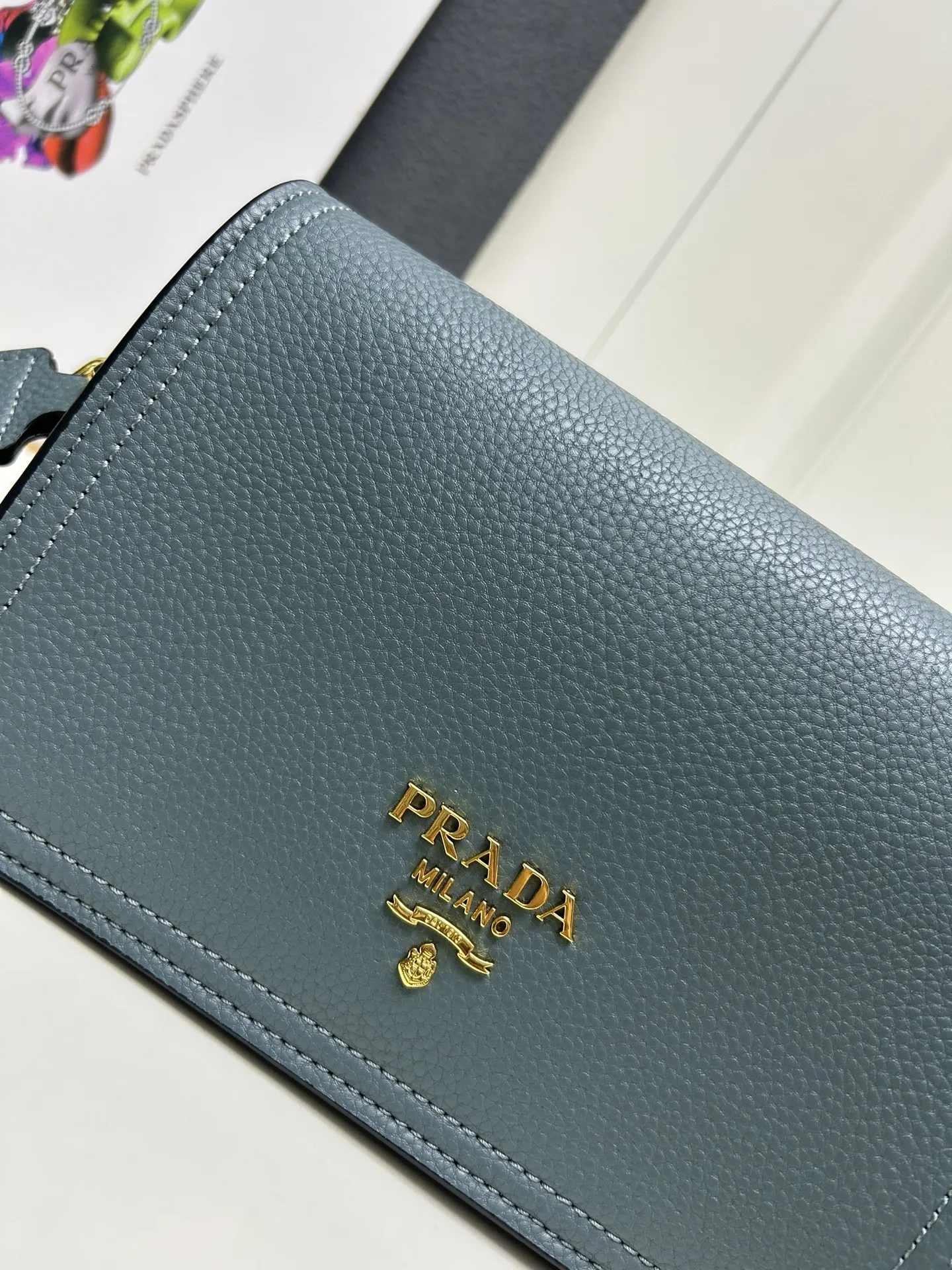 PRADA ブルー アルファベットをめくるワイドクロスショルダーバッグ - 画像 (5)