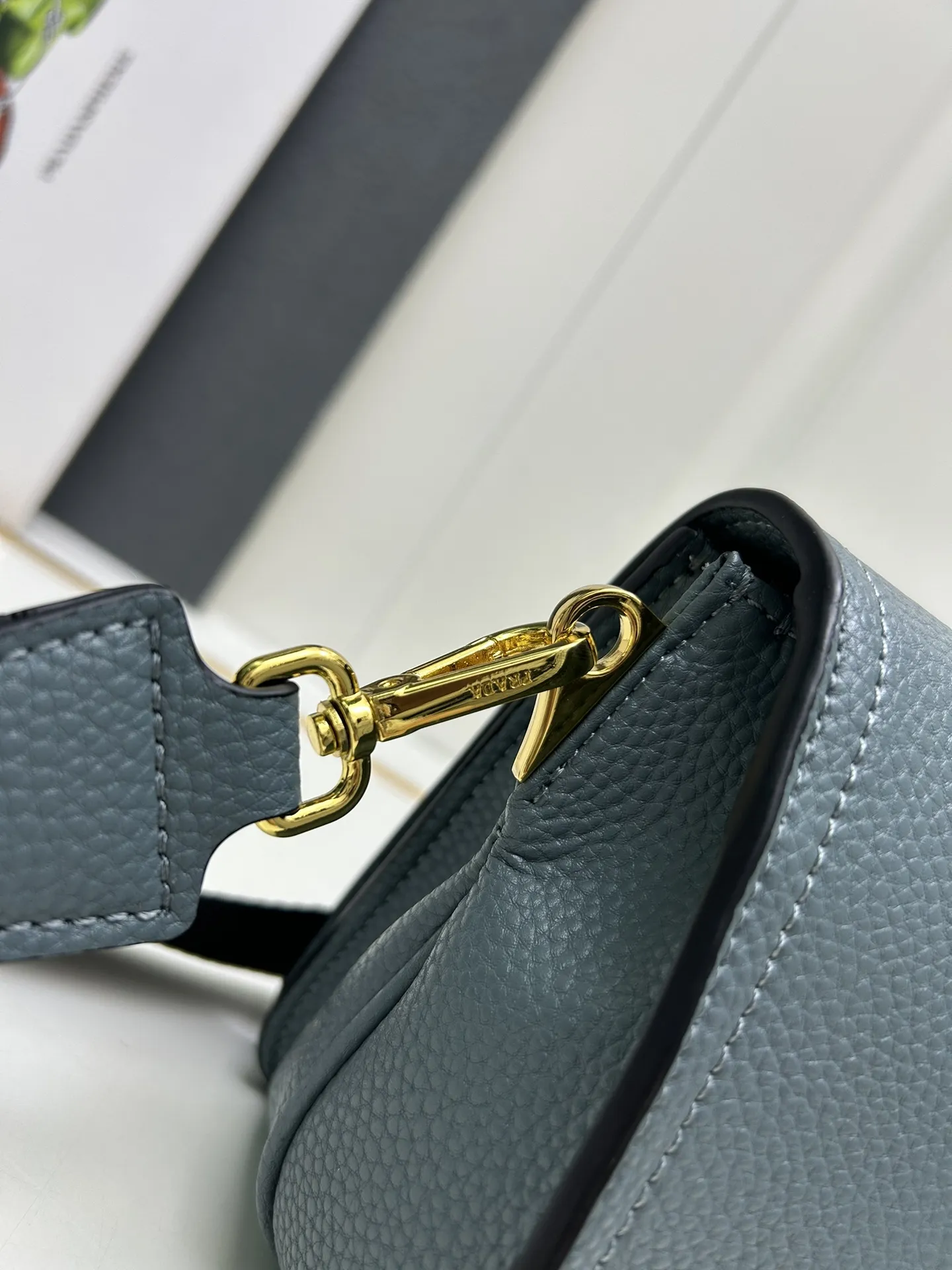 PRADA ブルー アルファベットをめくるワイドクロスショルダーバッグ - 画像 (6)