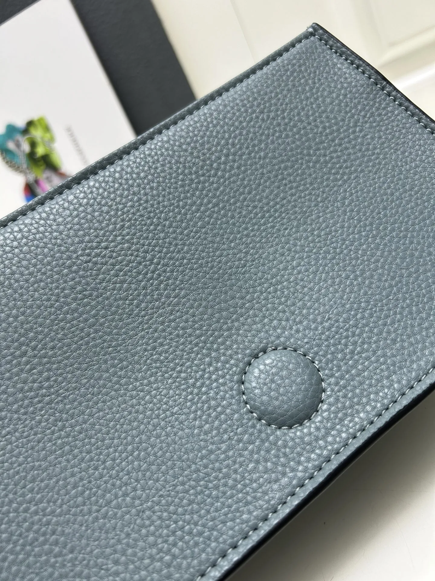 PRADA ブルー アルファベットをめくるワイドクロスショルダーバッグ - 画像 (8)