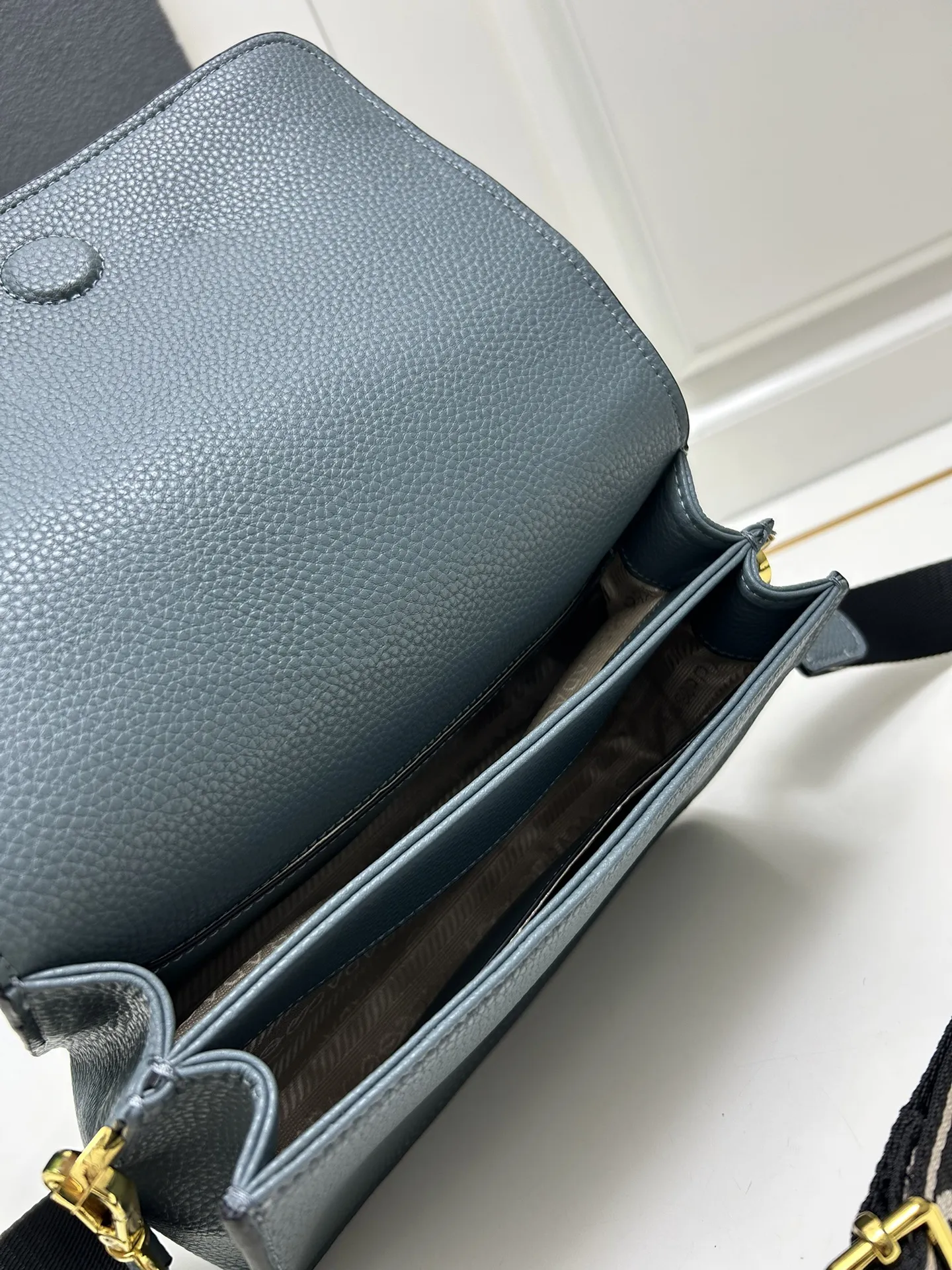 PRADA ブルー アルファベットをめくるワイドクロスショルダーバッグ - 画像 (9)