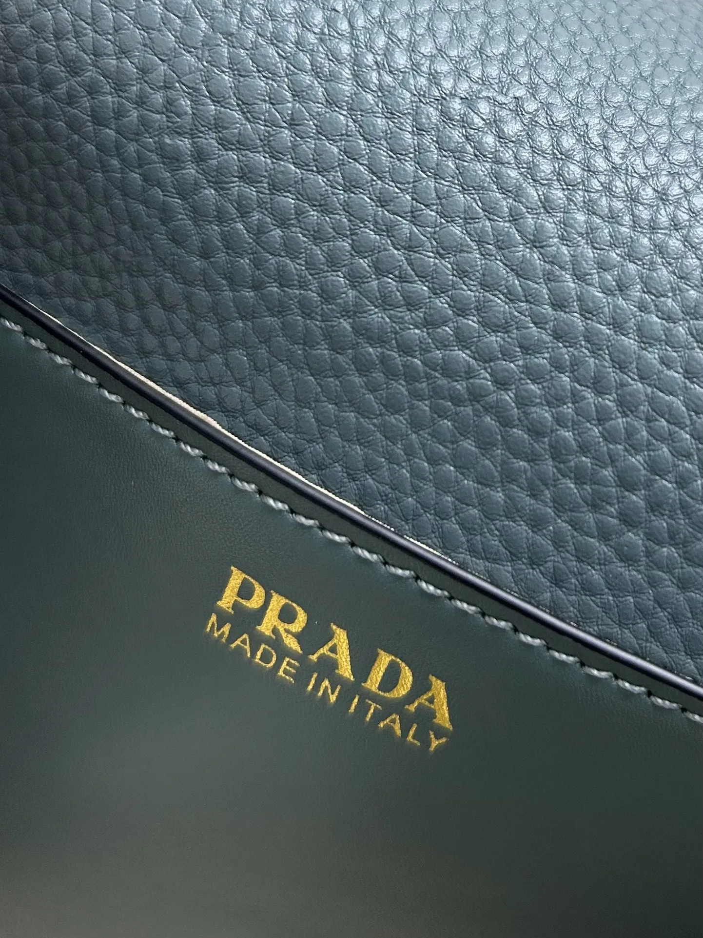PRADA ブルー アルファベットをめくるワイドクロスショルダーバッグ - 画像 (10)