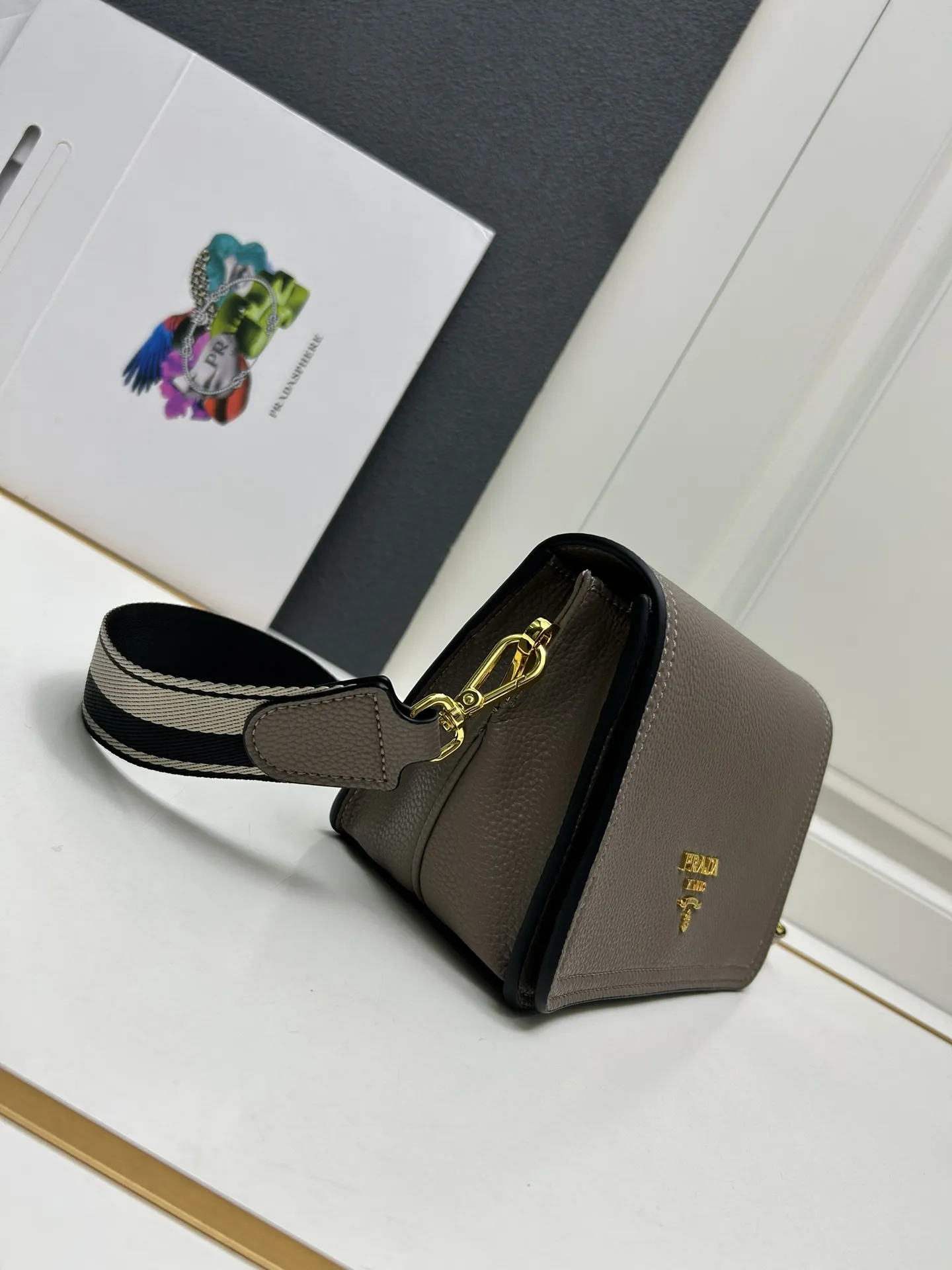 プラダ グレー フラップバッグ 1BA106 - 画像 (4)