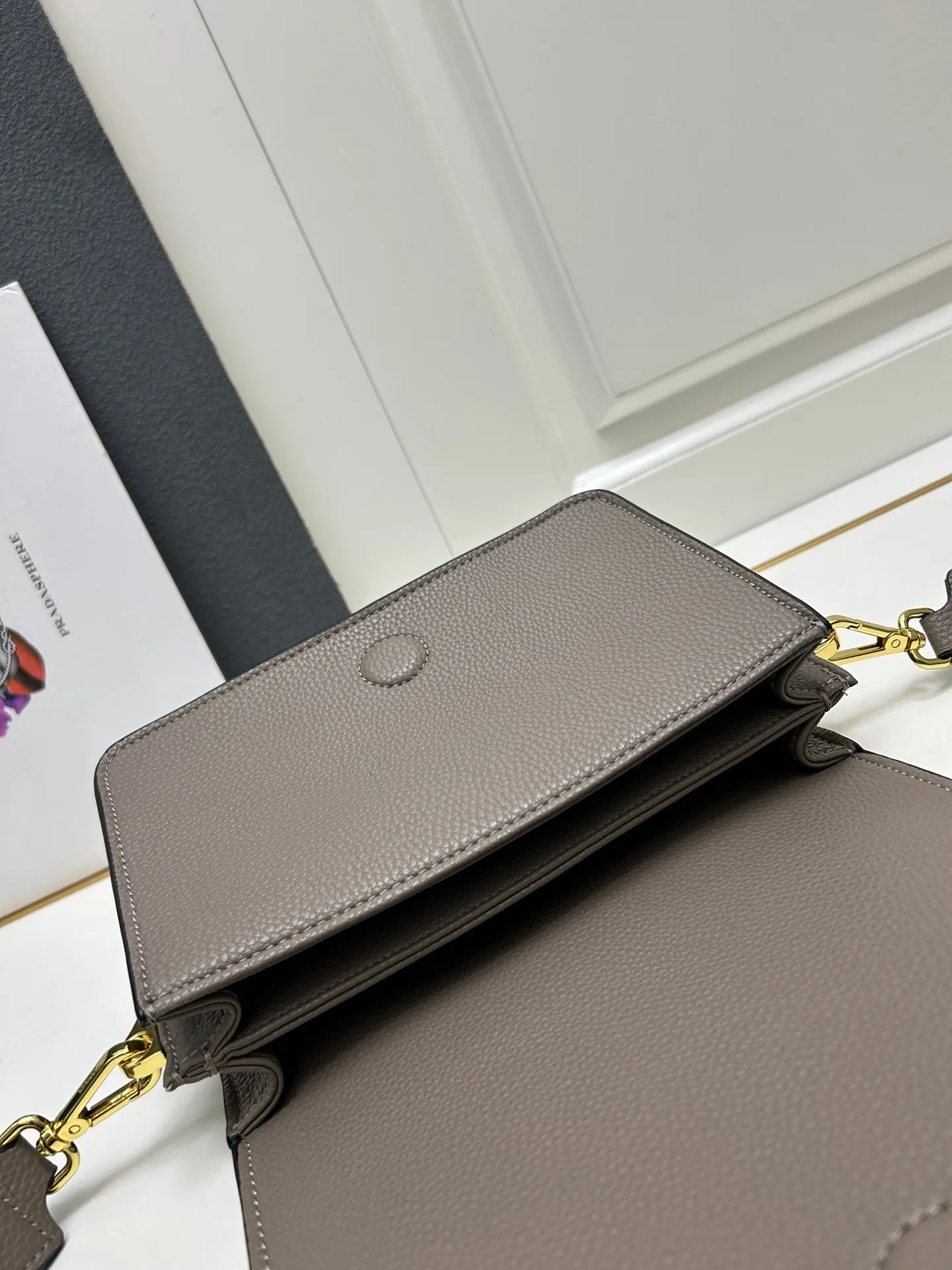 プラダ グレー フラップバッグ 1BA106 - 画像 (8)