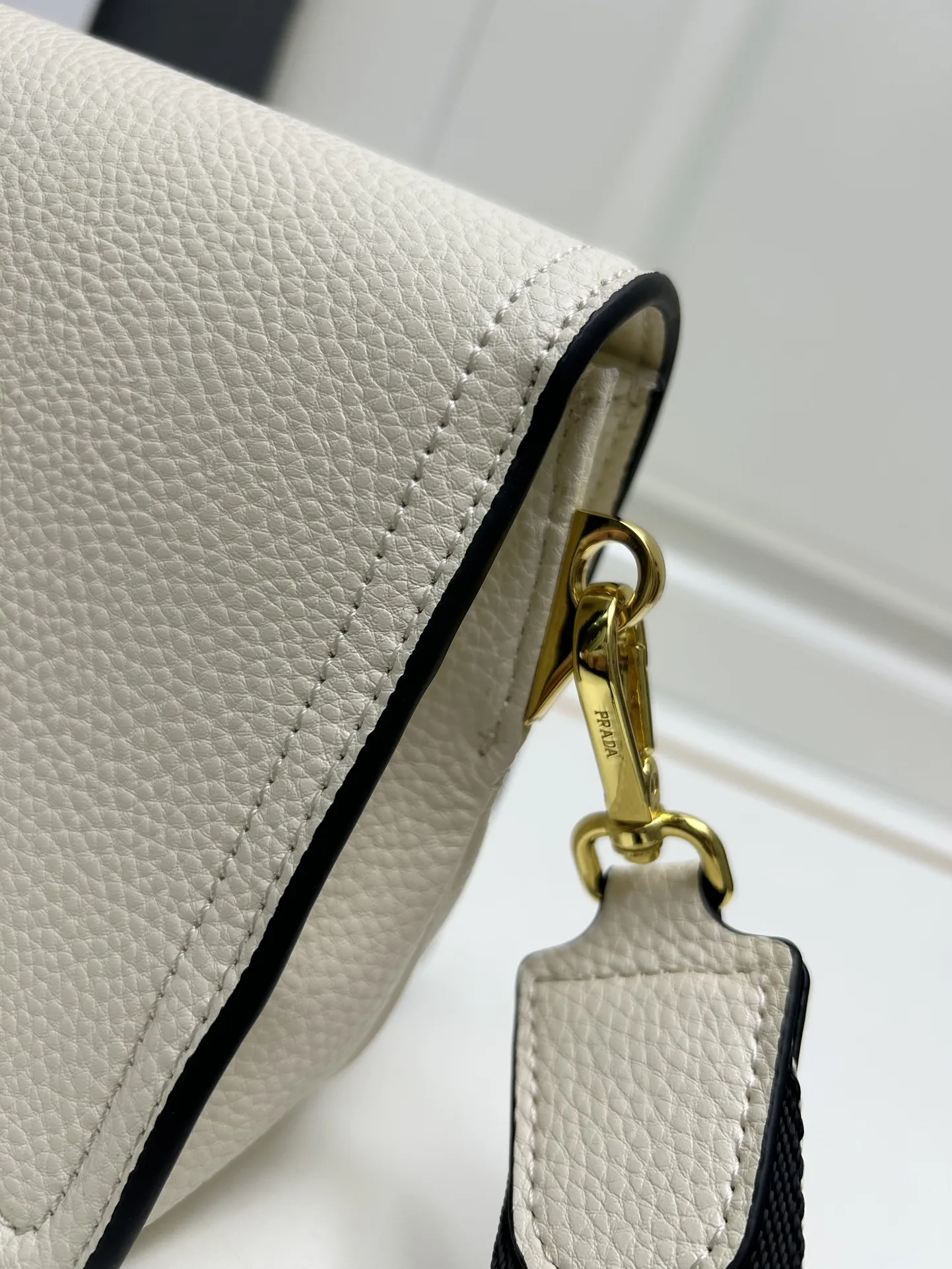 プラダ ホワイト フラップバッグ 1BA106 - 画像 (6)
