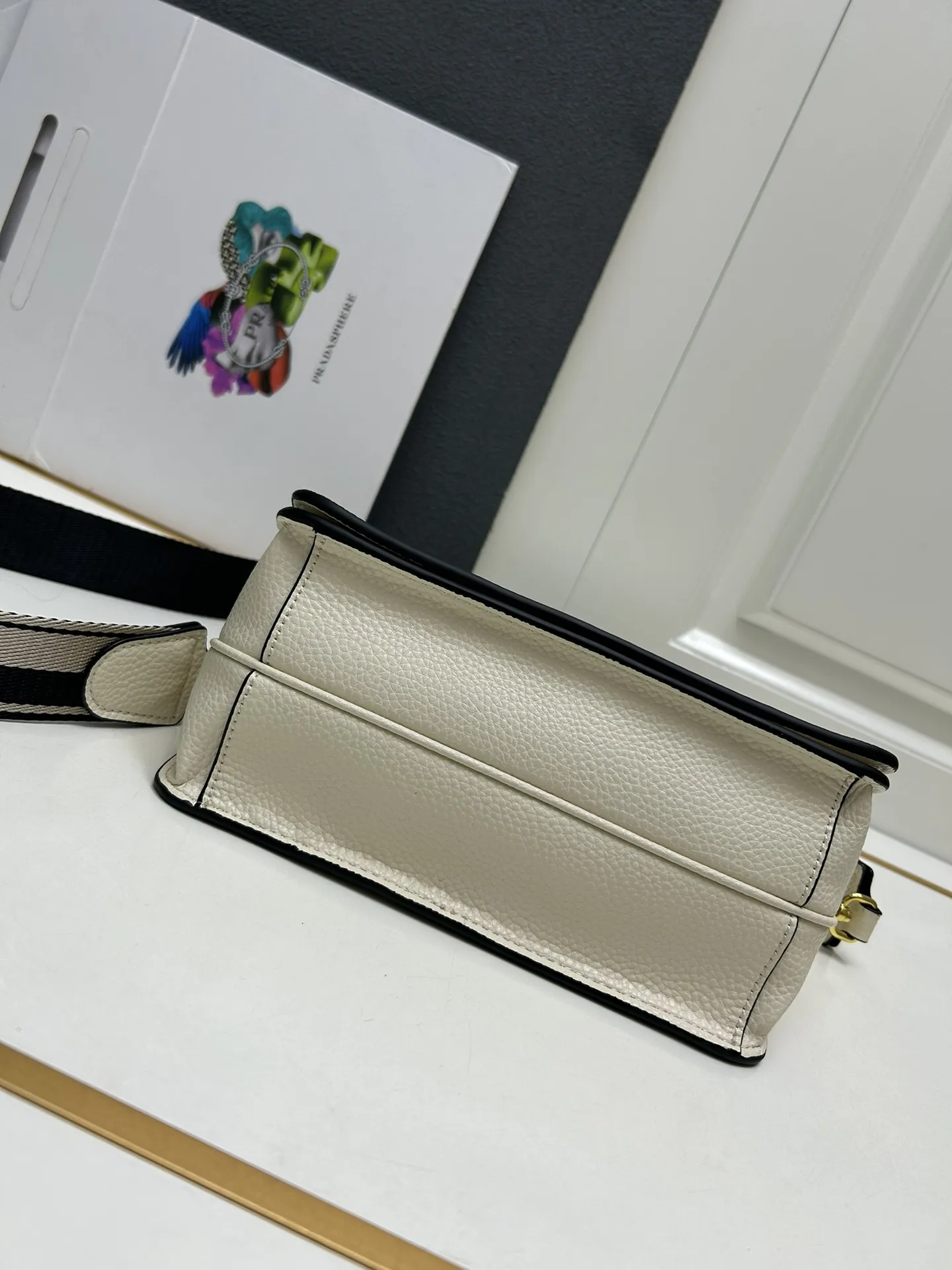 プラダ ホワイト フラップバッグ 1BA106 - 画像 (8)