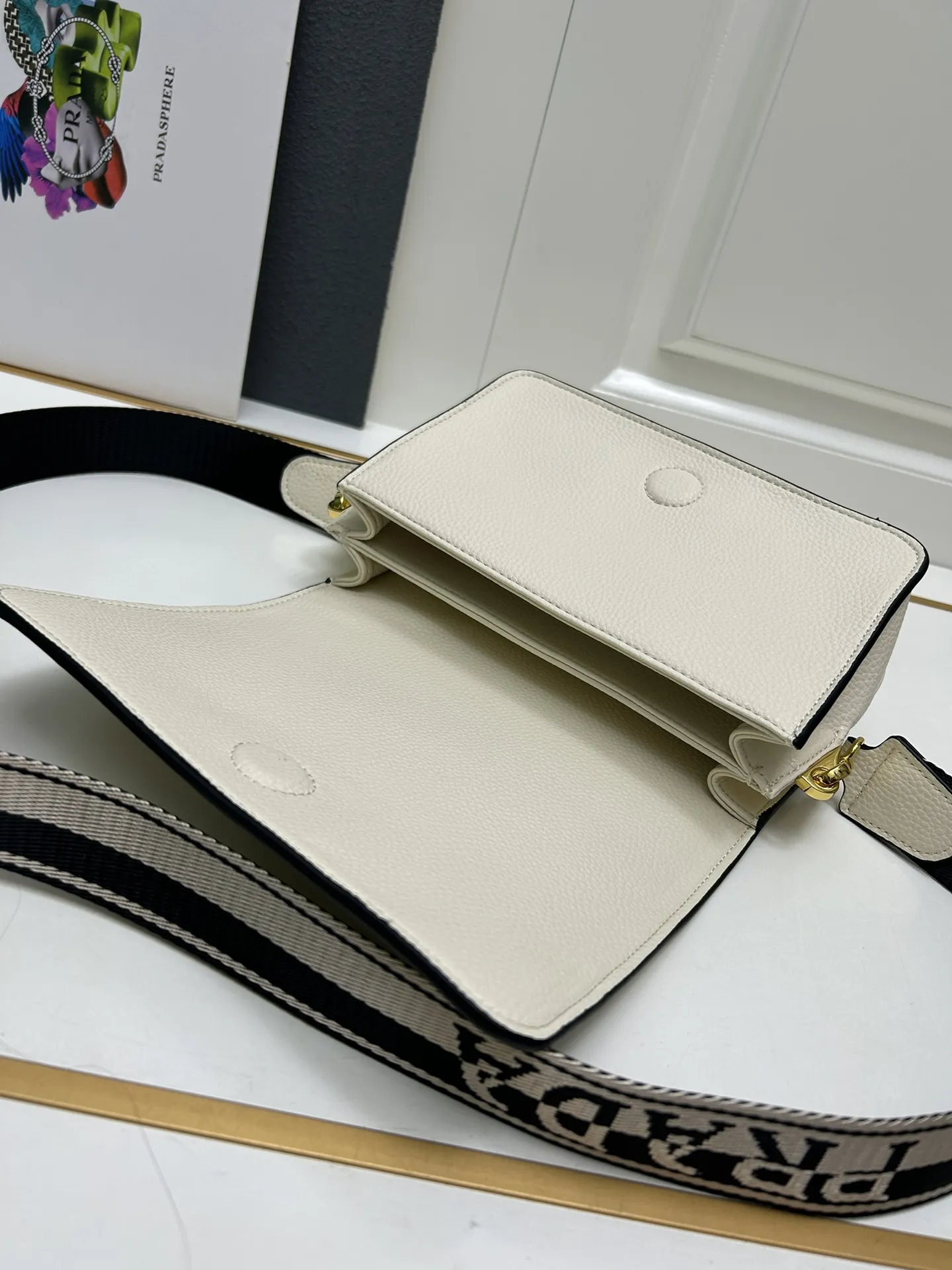 プラダ ホワイト フラップバッグ 1BA106 - 画像 (9)