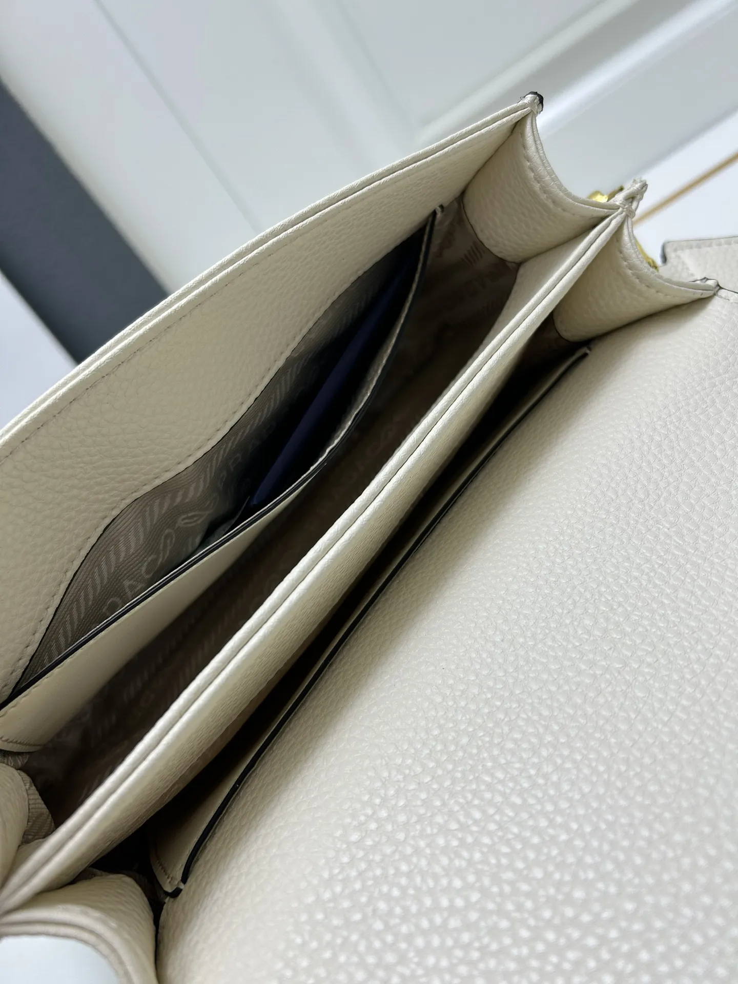 プラダ ホワイト フラップバッグ 1BA106 - 画像 (10)