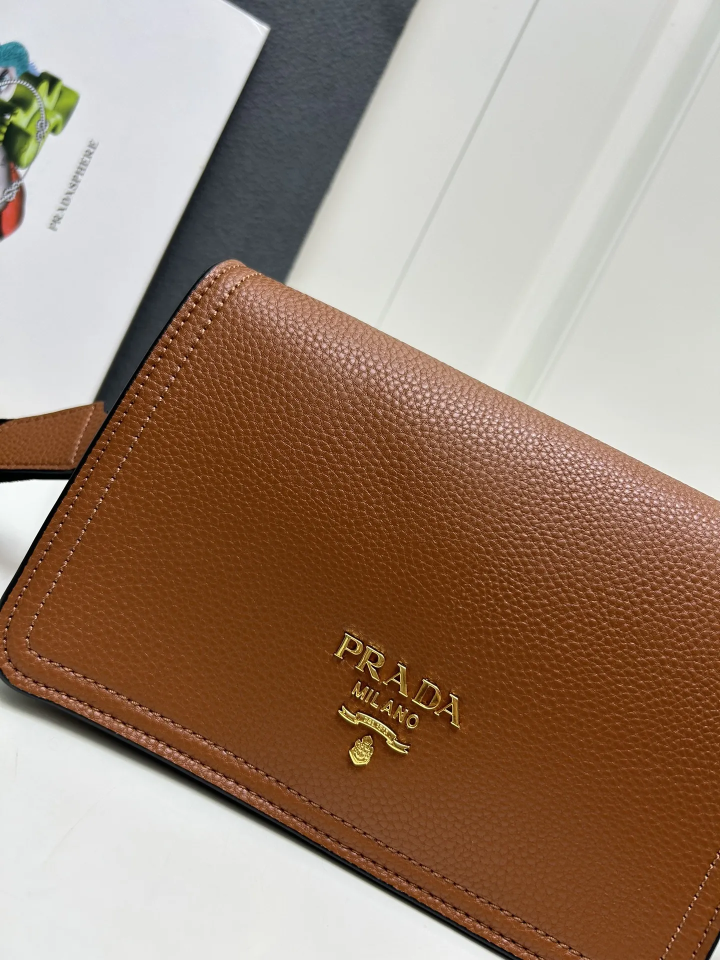 プラダ 茶色 アルファベットをめくるワイドクロスショルダーバッグ - 画像 (5)