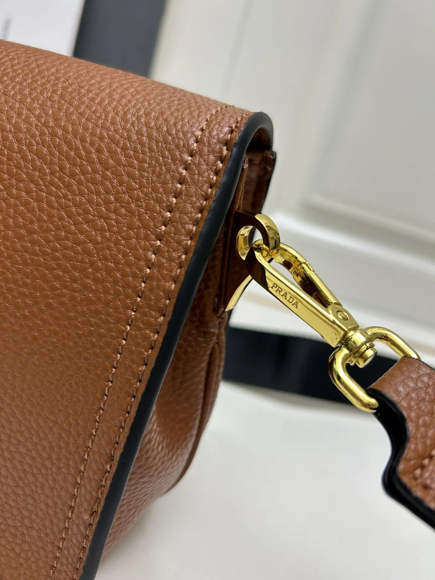 プラダ 茶色 アルファベットをめくるワイドクロスショルダーバッグ - 画像 (6)