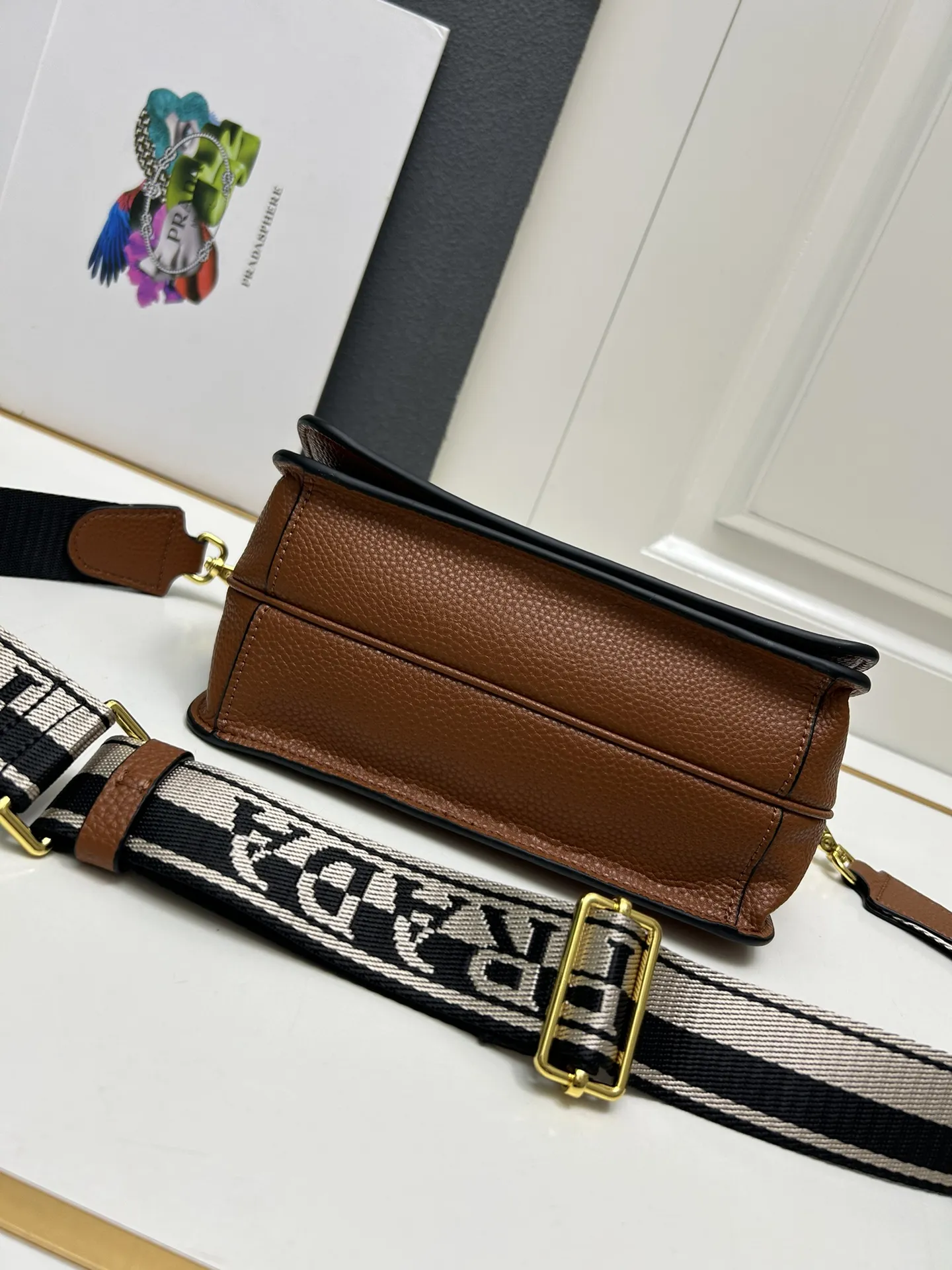 プラダ 茶色 アルファベットをめくるワイドクロスショルダーバッグ - 画像 (7)