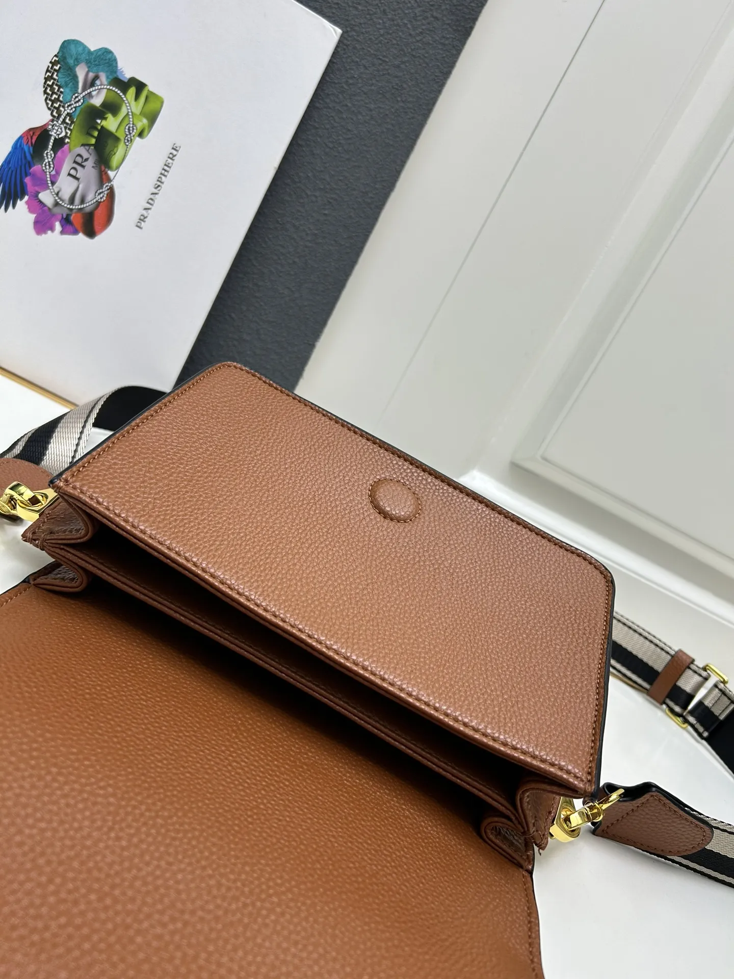 プラダ 茶色 アルファベットをめくるワイドクロスショルダーバッグ - 画像 (8)