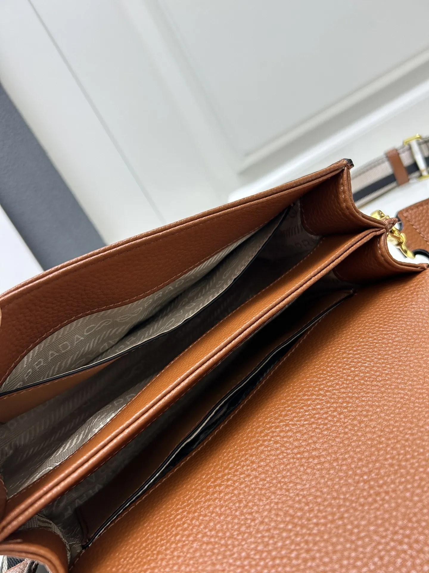 プラダ 茶色 アルファベットをめくるワイドクロスショルダーバッグ - 画像 (9)