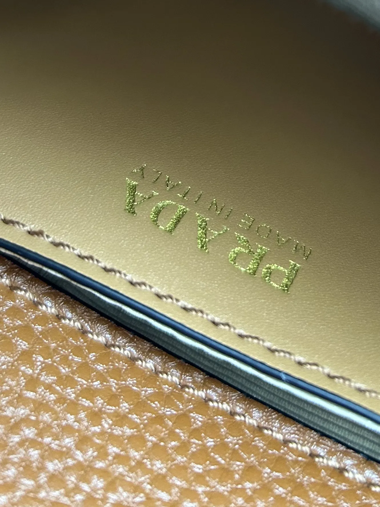 プラダ 茶色 アルファベットをめくるワイドクロスショルダーバッグ - 画像 (10)