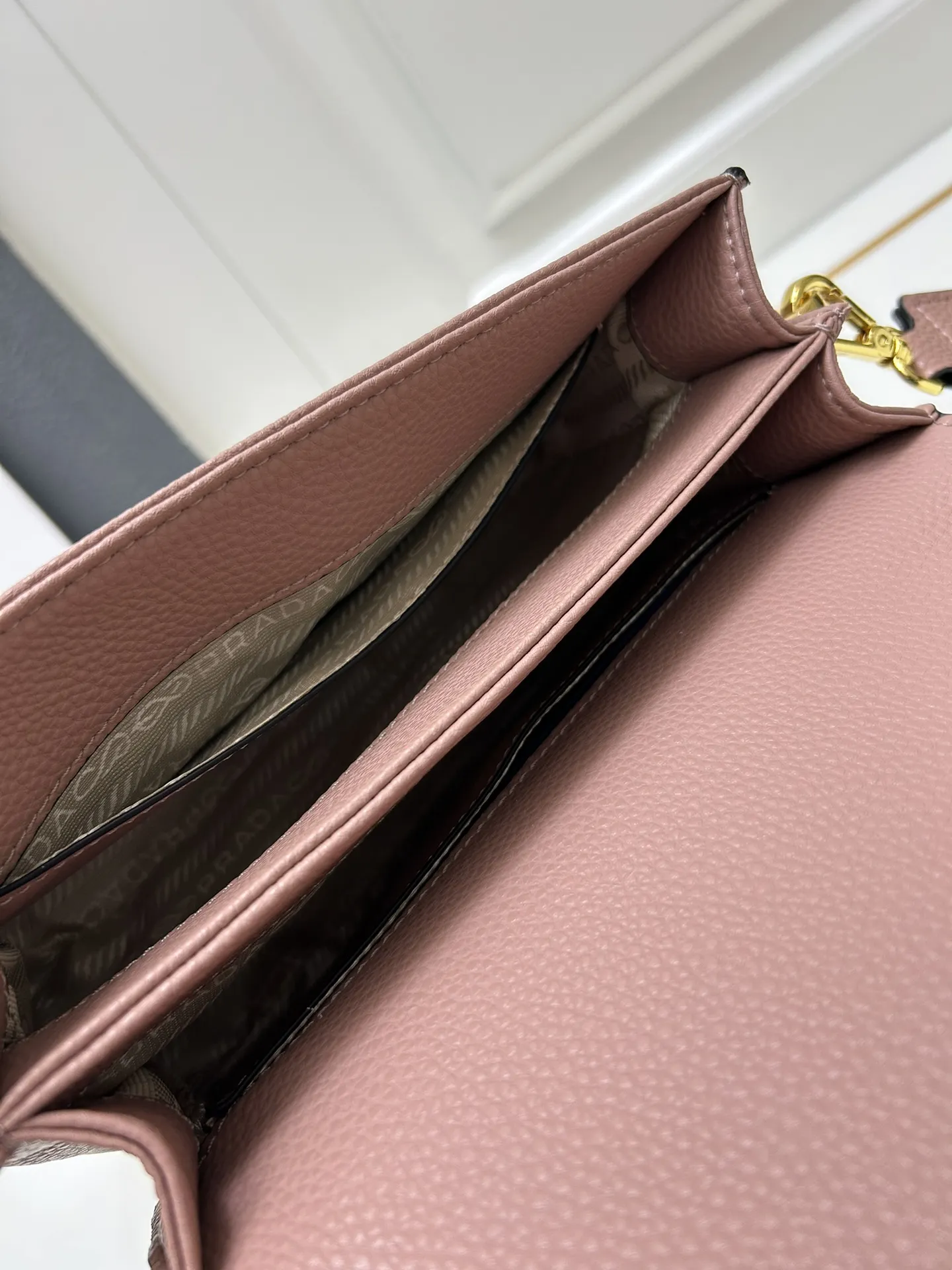 プラダ ピンク 翻盖ショルダーバッグ - 画像 (10)