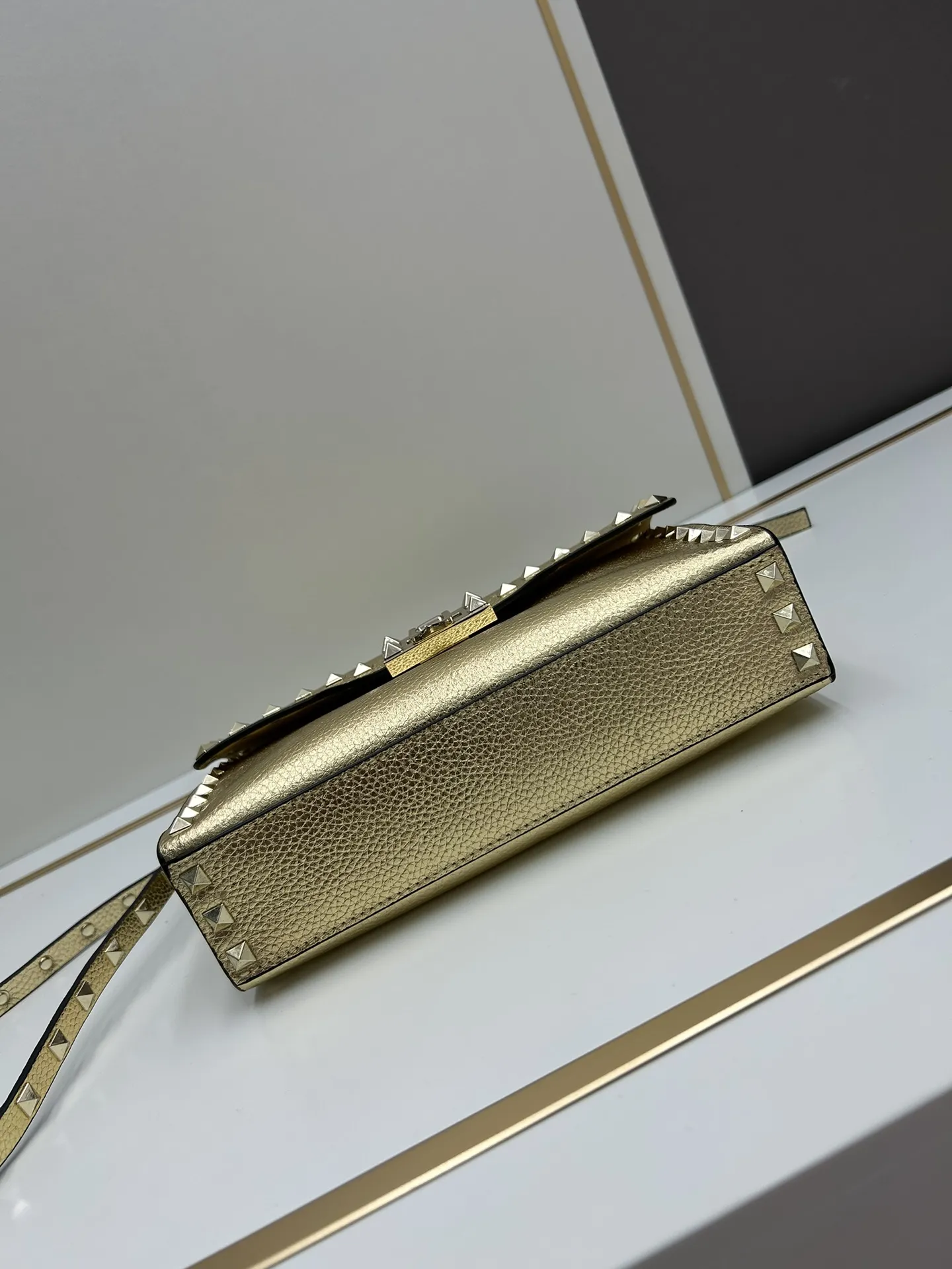 Valentino ゴールド クロスボディバッグ スタイル0133 - 画像 (7)