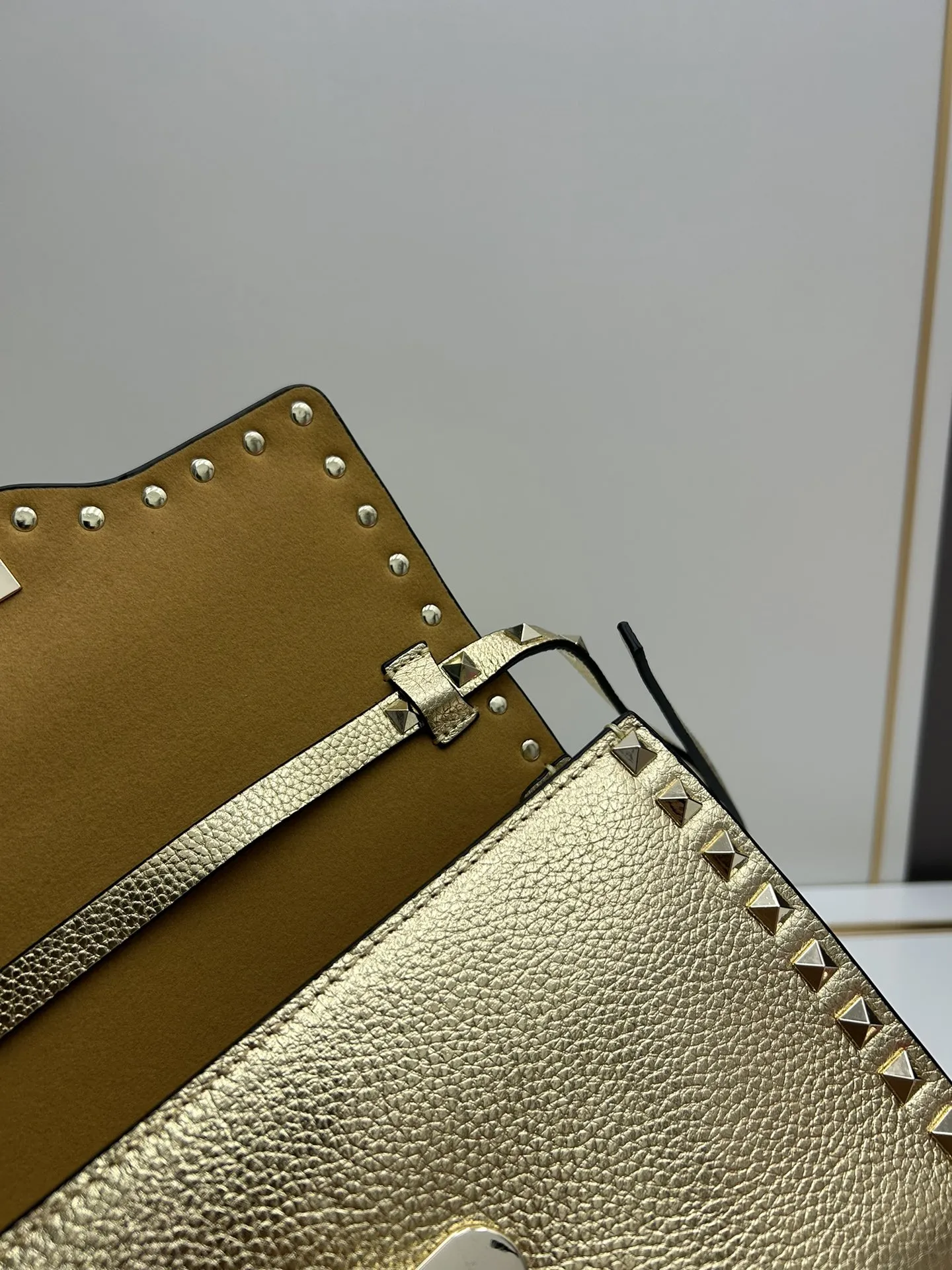 Valentino ゴールド クロスボディバッグ スタイル0133 - 画像 (8)