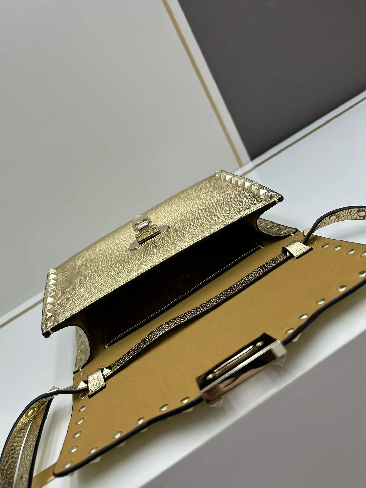 Valentino ゴールド クロスボディバッグ スタイル0133 - 画像 (9)