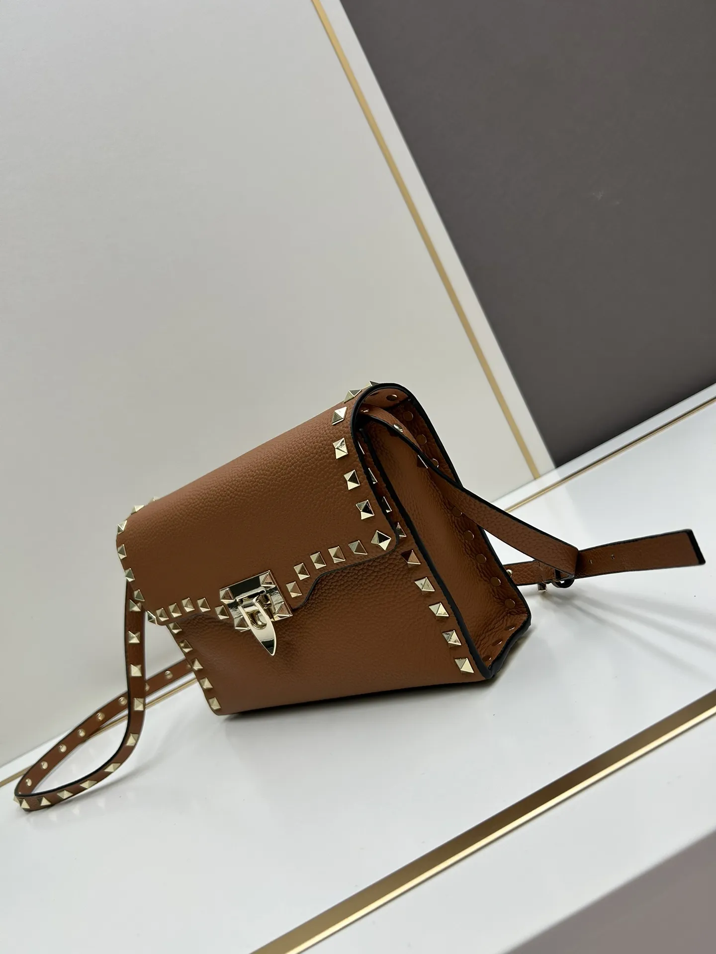 Valentino 300リヤーンレザー 茶色 ショルダーバッグ - 画像 (4)