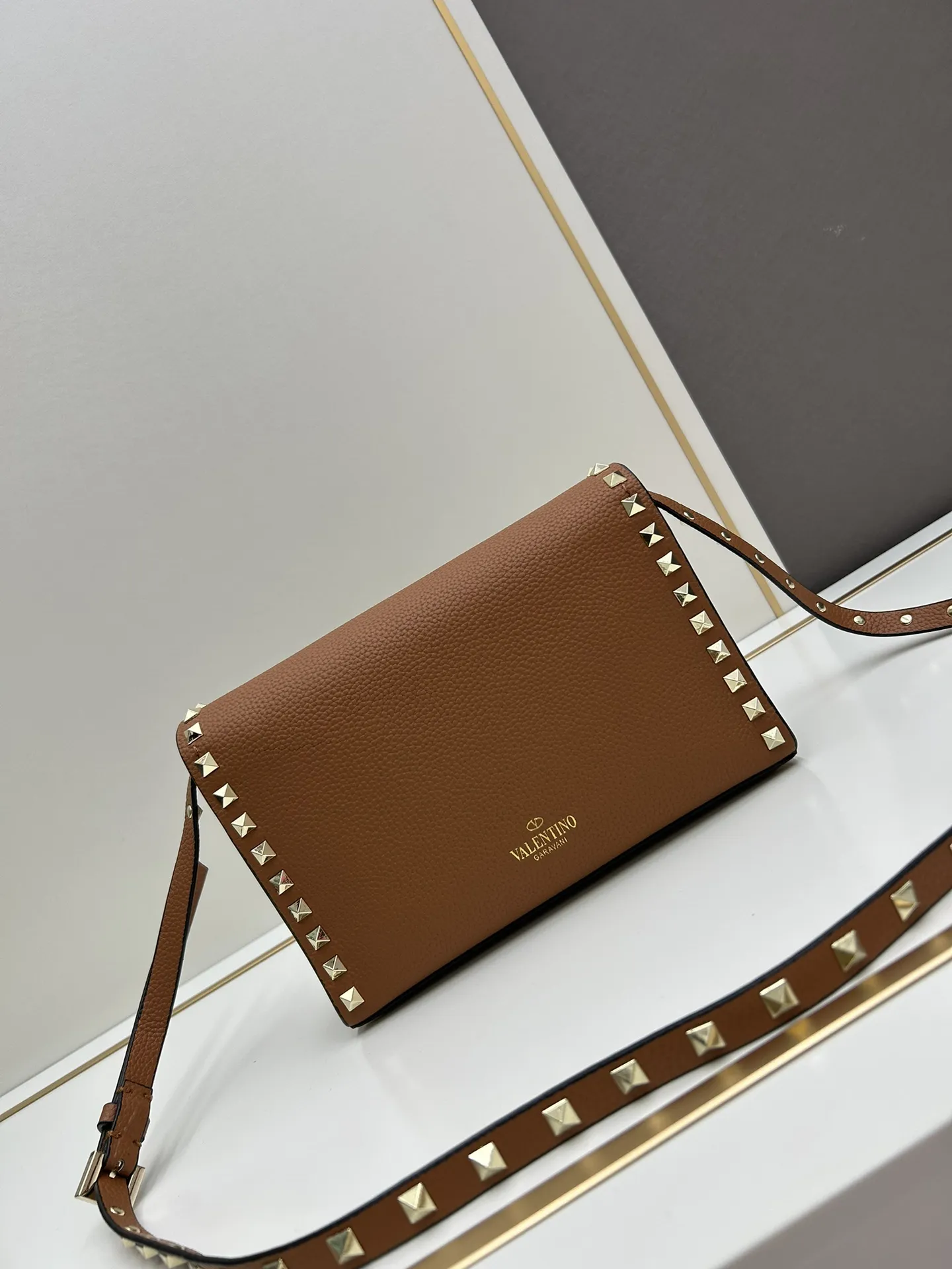 Valentino 300リヤーンレザー 茶色 ショルダーバッグ - 画像 (5)