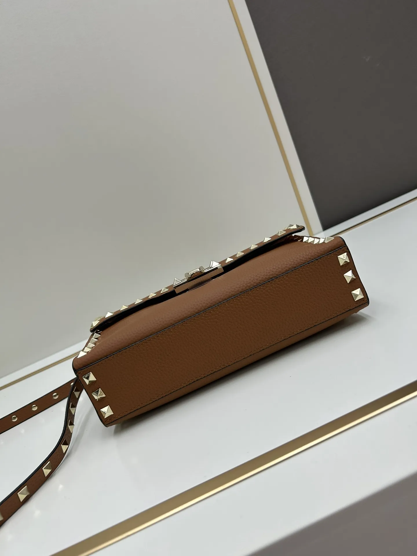 Valentino 300リヤーンレザー 茶色 ショルダーバッグ - 画像 (7)