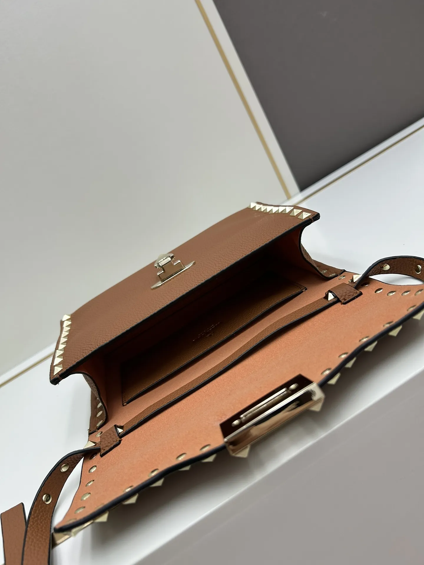 Valentino 300リヤーンレザー 茶色 ショルダーバッグ - 画像 (9)