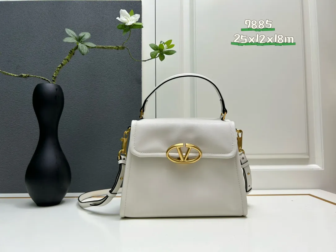 Valentino Garavani VSLING ホワイト 小牛皮バッグ