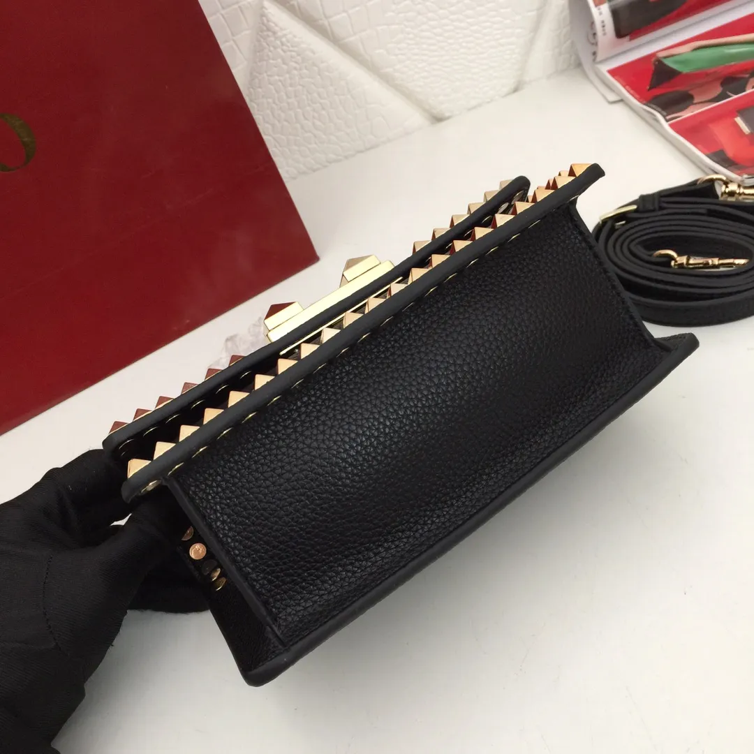 ヴァレンティノガラヴァーニ ブラック Rockstud 斜めがけバッグ - 画像 (8)