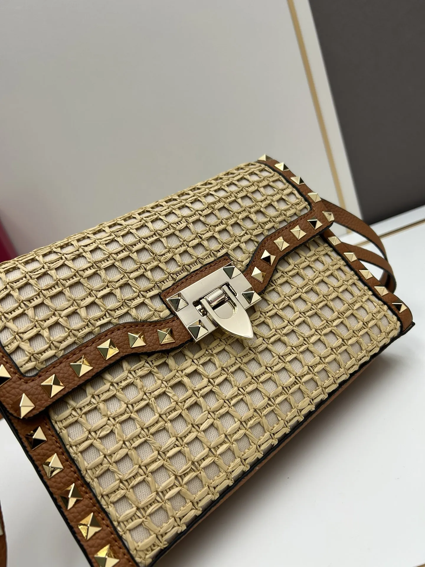 Valentino 華倫天奴 ベージュ ラフィア編みバッグ - 画像 (6)