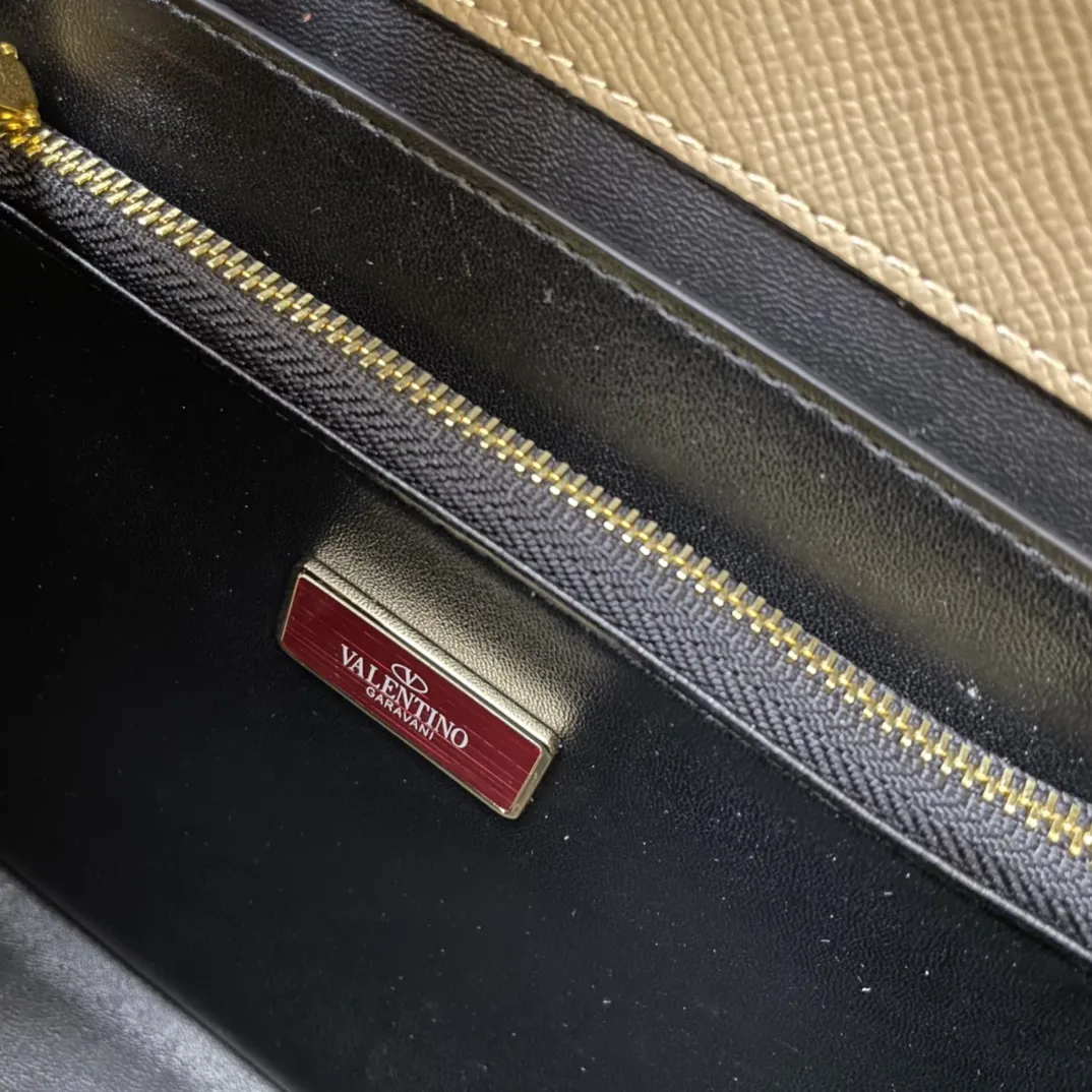 Valentino Garavani VSLING ベージュ ショルダーバッグ - 画像 (10)