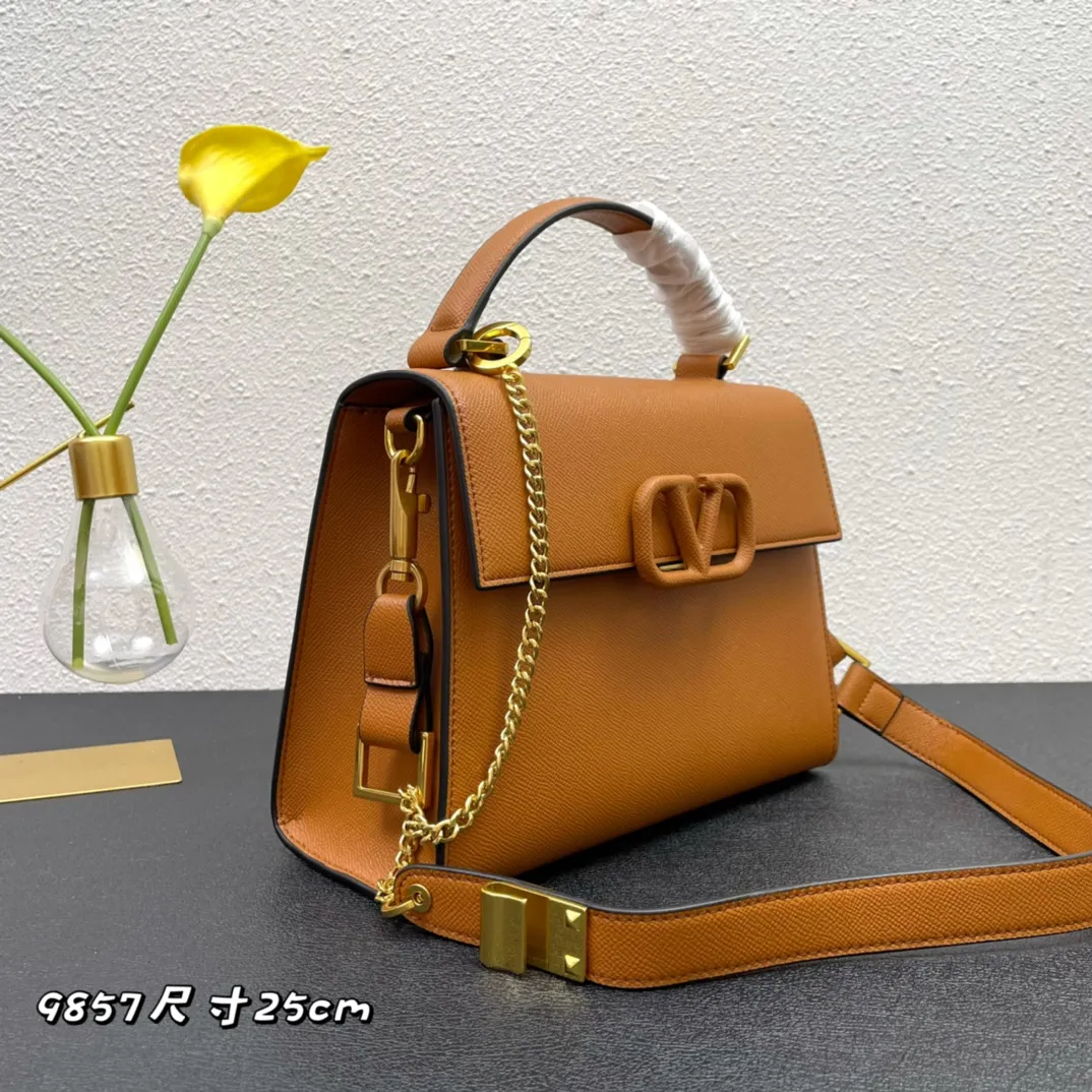 Valentino Garavani VSLING タンカラークロスボディバッグ - 画像 (3)