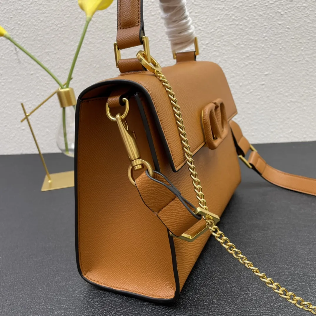 Valentino Garavani VSLING タンカラークロスボディバッグ - 画像 (5)